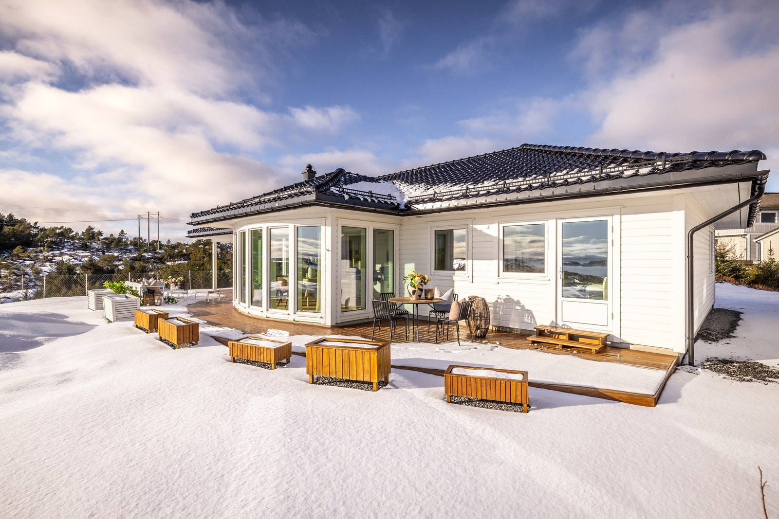 - Boligen ble oppført av Aasebø Sag i 2017 og har gode kvaliteter som glasert tak, store gulv- til tak vinduer og gode innvendige kvaliteter - Galleribilde