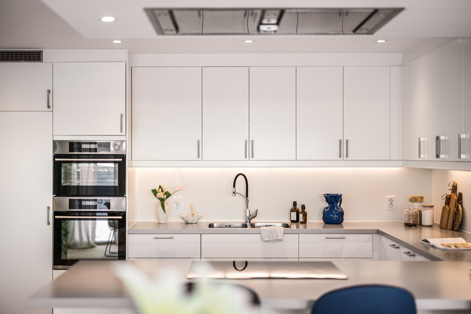 - Integrerte hvitevarer som ventilator, stor platetopp, stekeovn, dampovn, kjøleskap, fryseskap og oppvaskmaskin. - Galleribilde