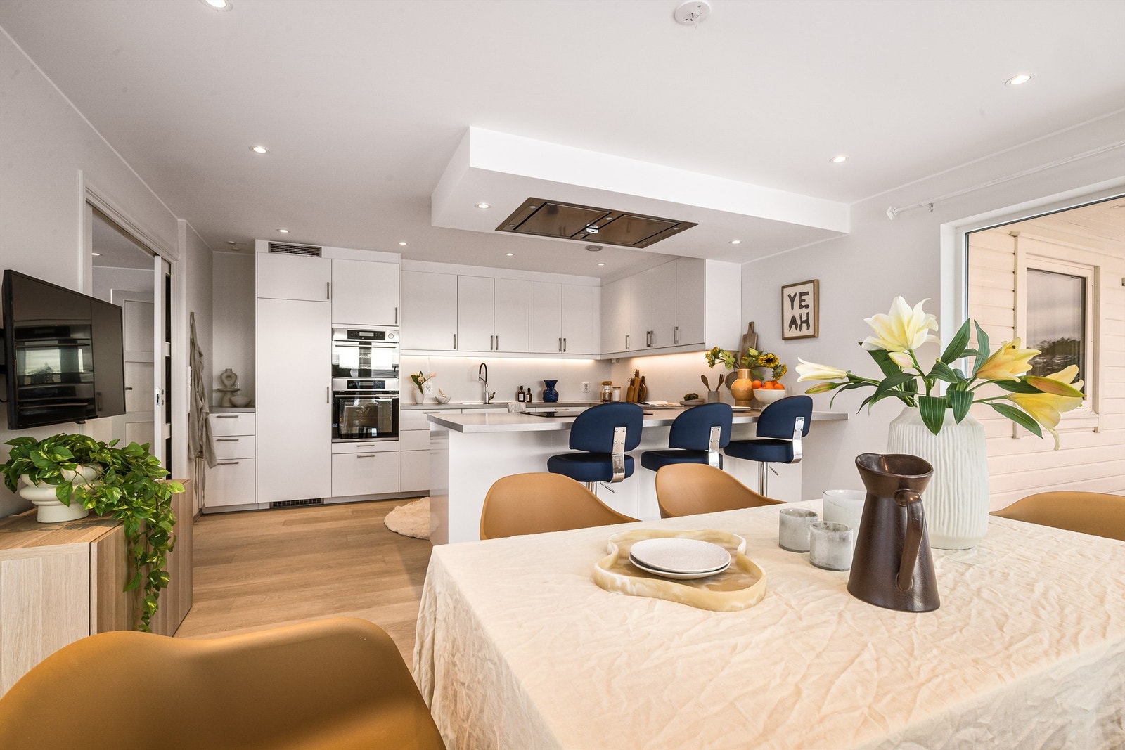 - Boligens samlingspunkt. Med et så herlig kjøkken blir det fort det mest populære rommet i boligen. - Galleribilde