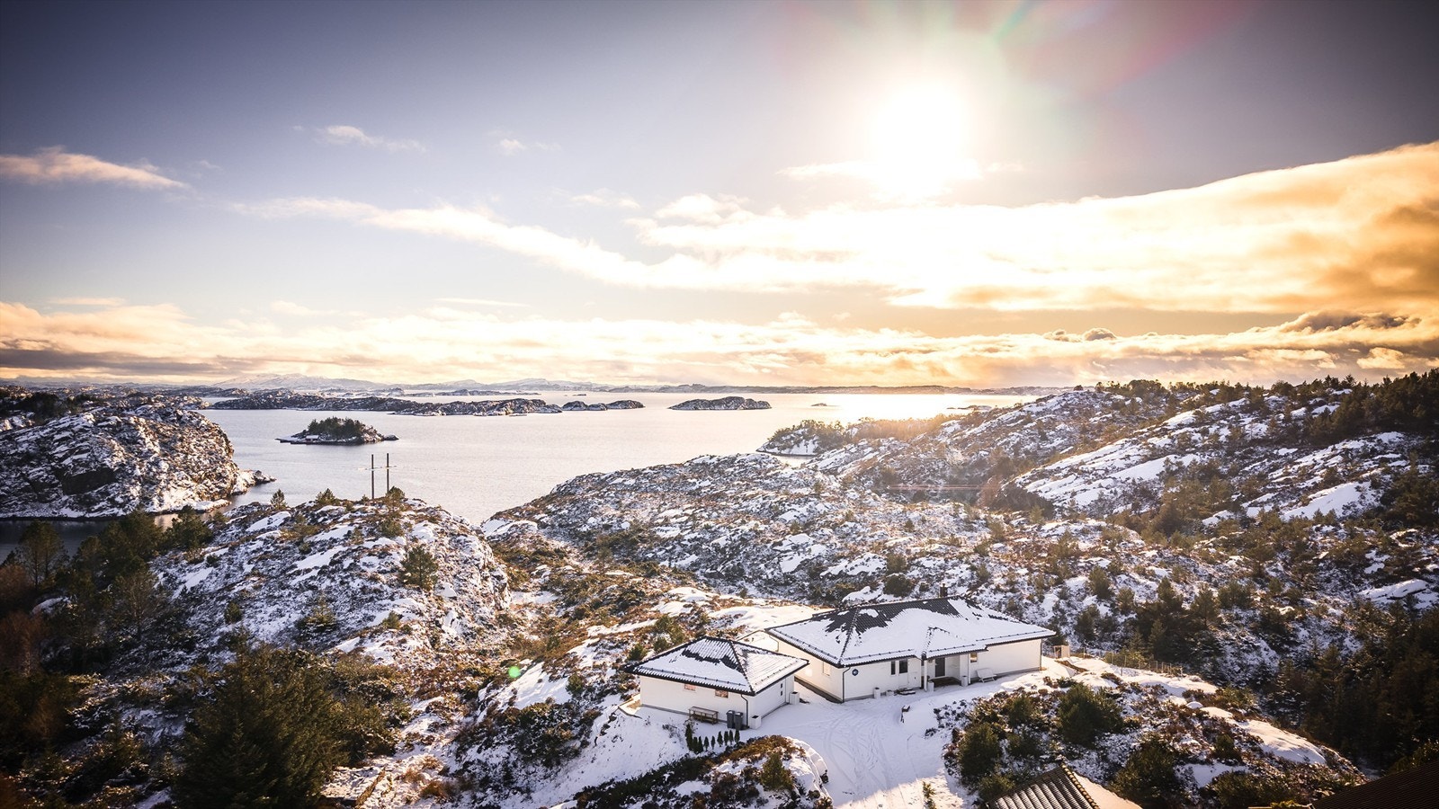 - Det er en nydelig skjærgård med mange holmer, badeviker og fiskeplasser langs vestkysten på Askøy - Galleribilde