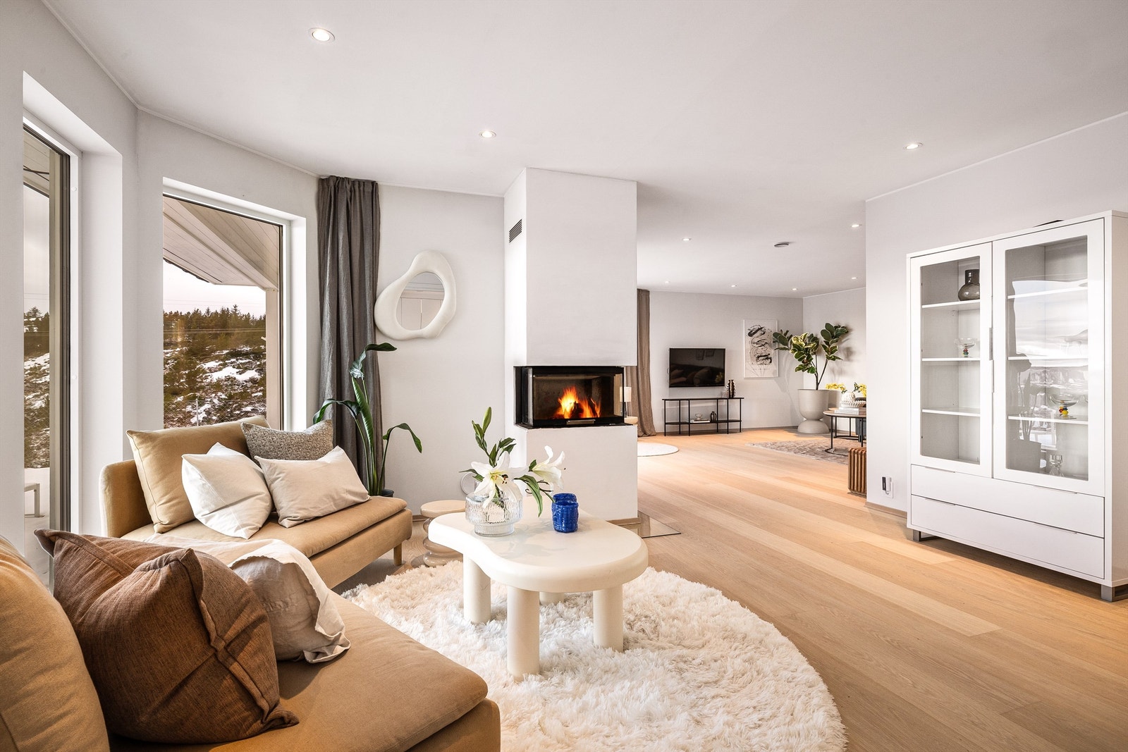 - Stuen deles naturlig inn i to deler, peisestue og tv-stue - Galleribilde