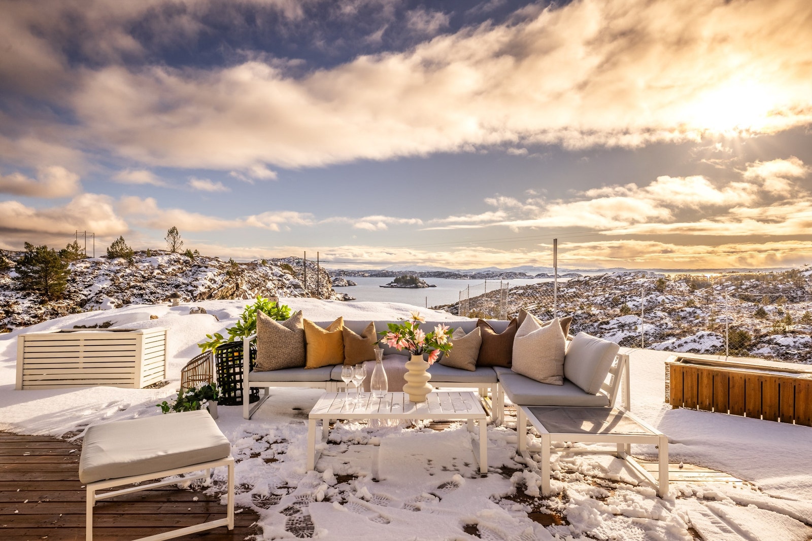 - Tomten er på 1116 kvm og den opparbeidete terrassen er vendt mot sør og er på 69 kvm. - Galleribilde