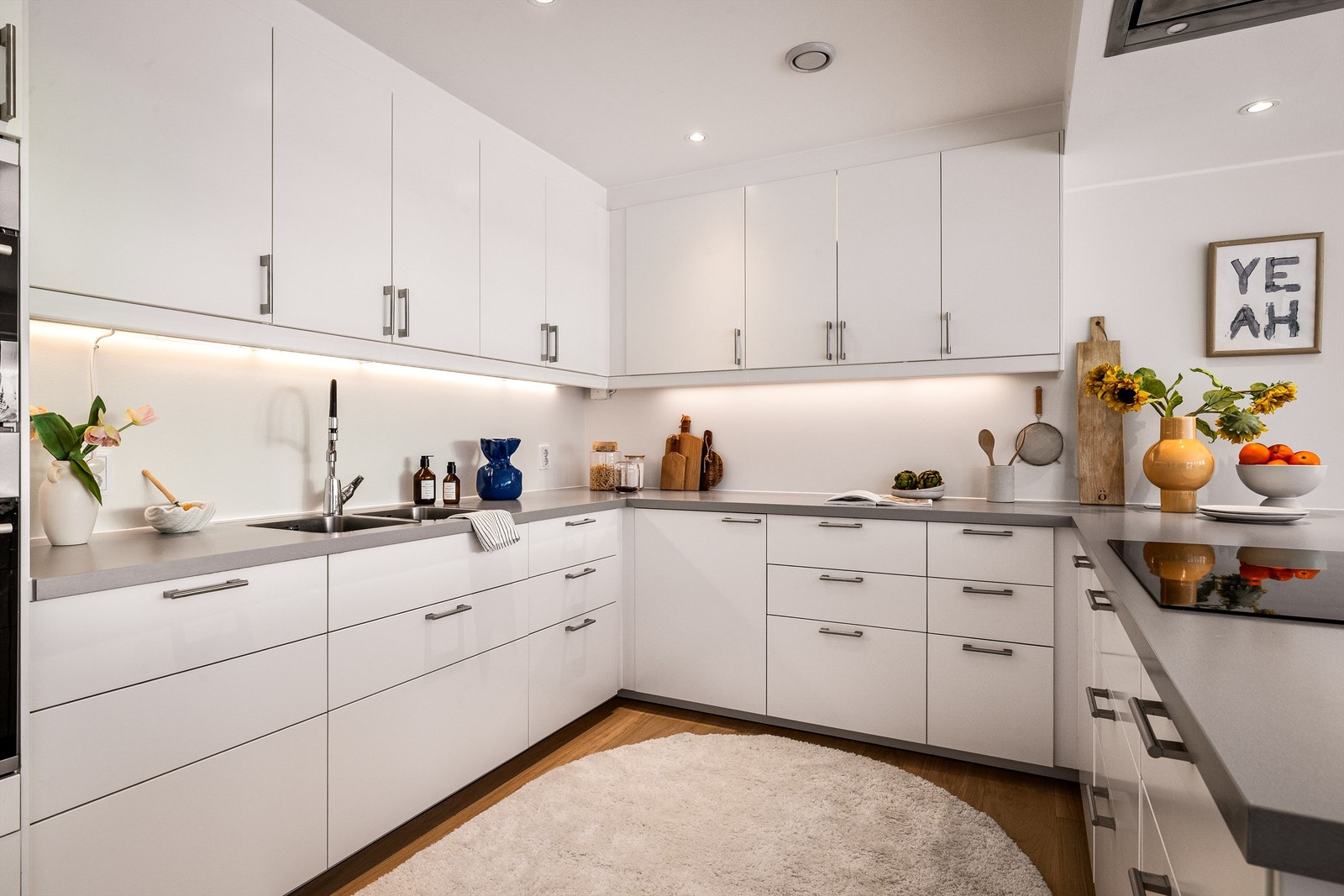 - Et godt utstyrt kjøkken med rikelig med oppbevaringsplass. Legg også merke til den uttrekkbare spylefunksjonen til vasken, som gjør oppvask og renhold enklere.- Galleribilde