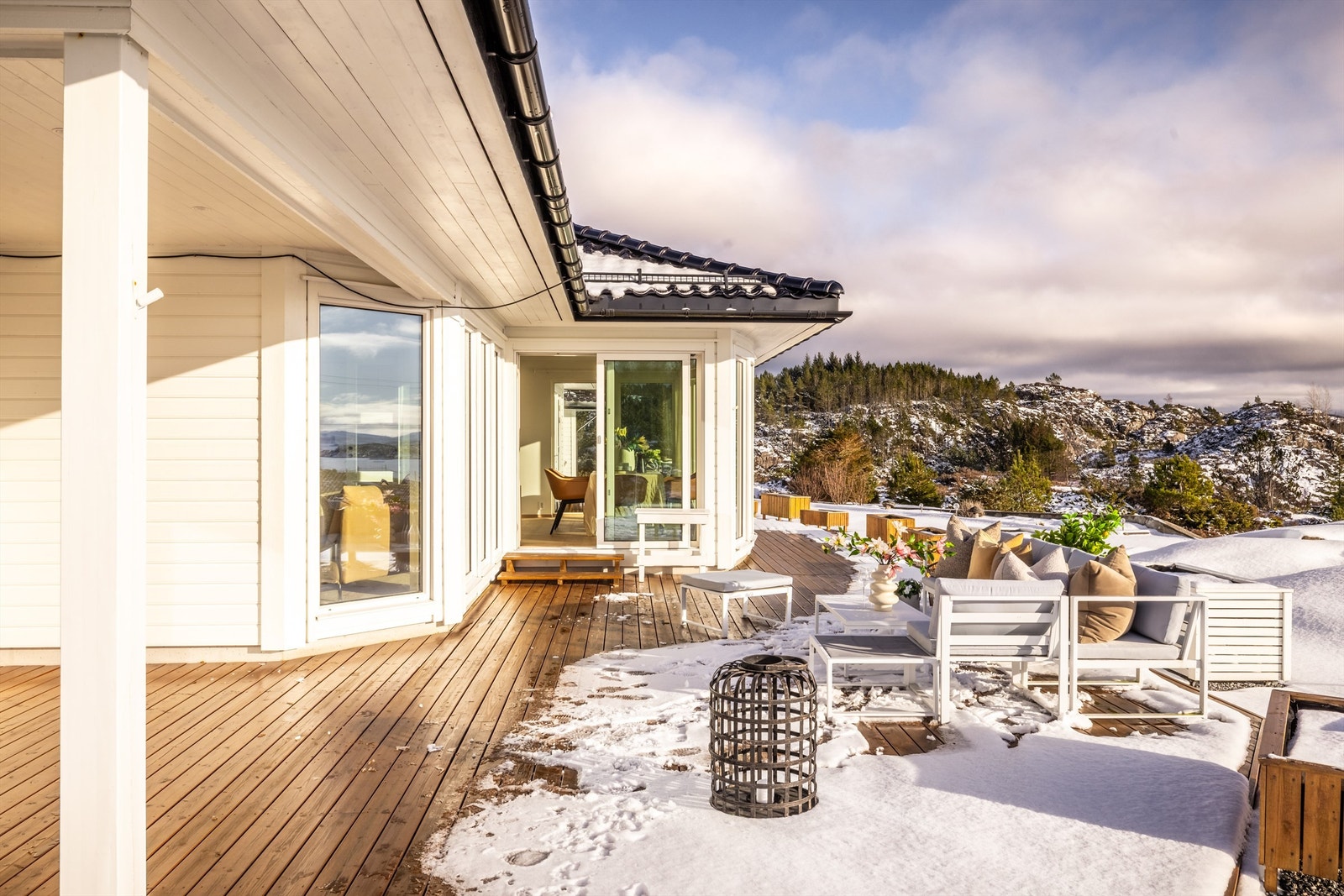 - Solen treffer terrassedel utenfor hovedsoverommet først, fra ca. 08:00, og så har man den fra formiddag til ca. 21:30 på terrassedel utenfor stue, sommerstid. - Galleribilde