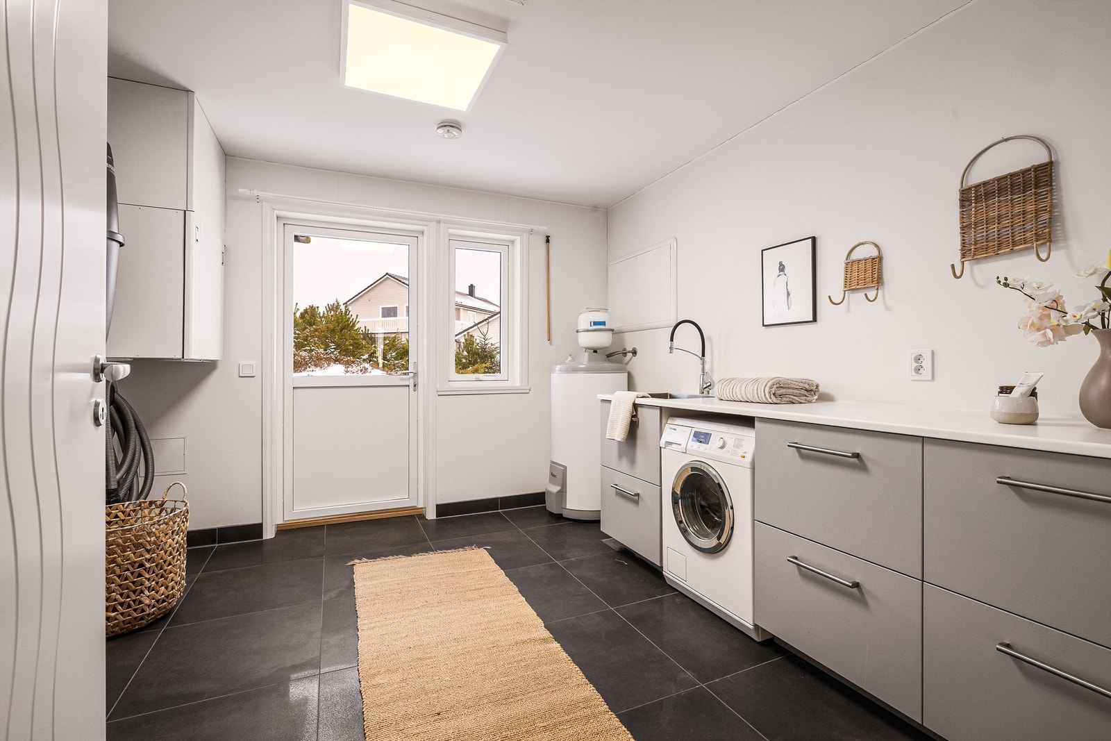 - En perfekt bolig er også utstyrt med et romslig vaskerom/teknisk med bi-inngang. Perfekt når man kommer hjem etter en våt joggetur og for aktive barn med sølete yttertøy. - Galleribilde