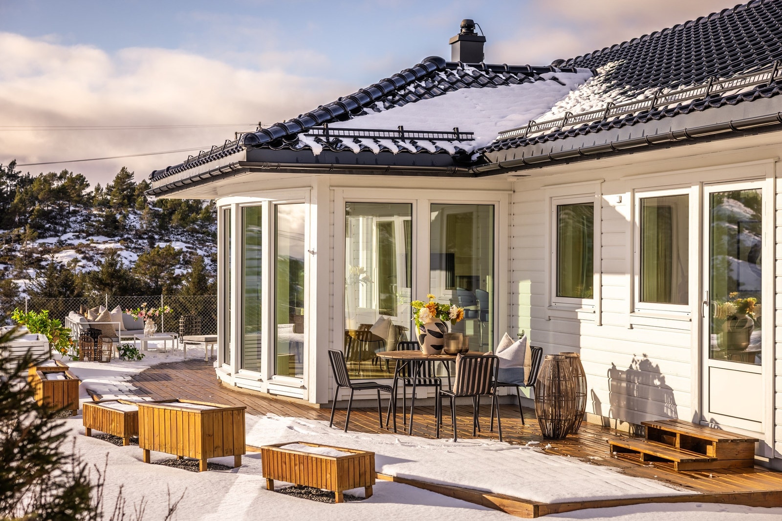 - Det er tre terrassedører fra hhv. stue, kjøkken og hovedsoverom. I tillegg til et nydelig hus er det tilrettelagt for å tilbringe mye tid ute, som er naturlig med en så fantastisk beliggenhet - Galleribilde