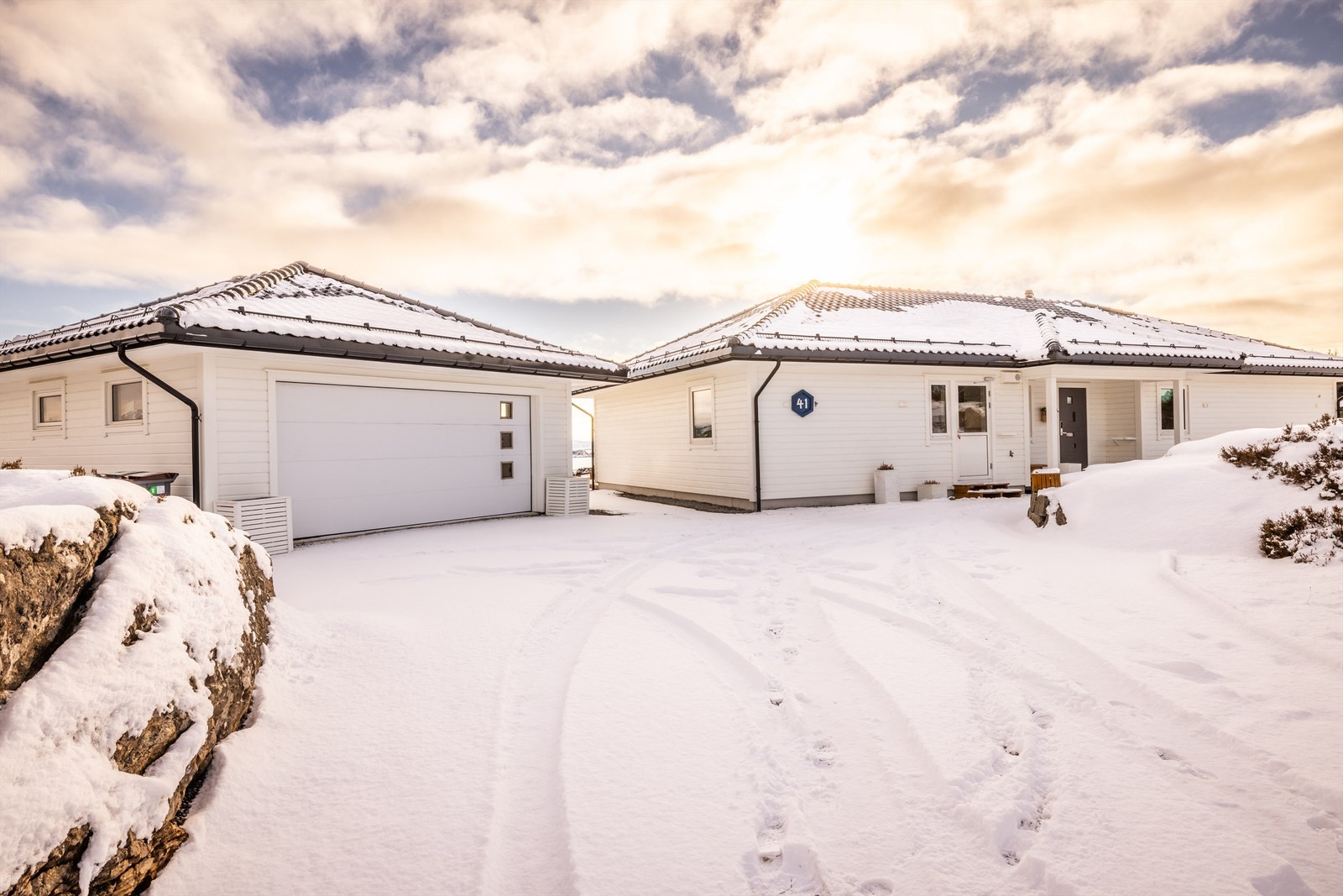 - Garasjen er på 52 kvm og har plass til to biler. I tillegg er det en god verkstedsbod i bakkant av garasjen. - Galleribilde