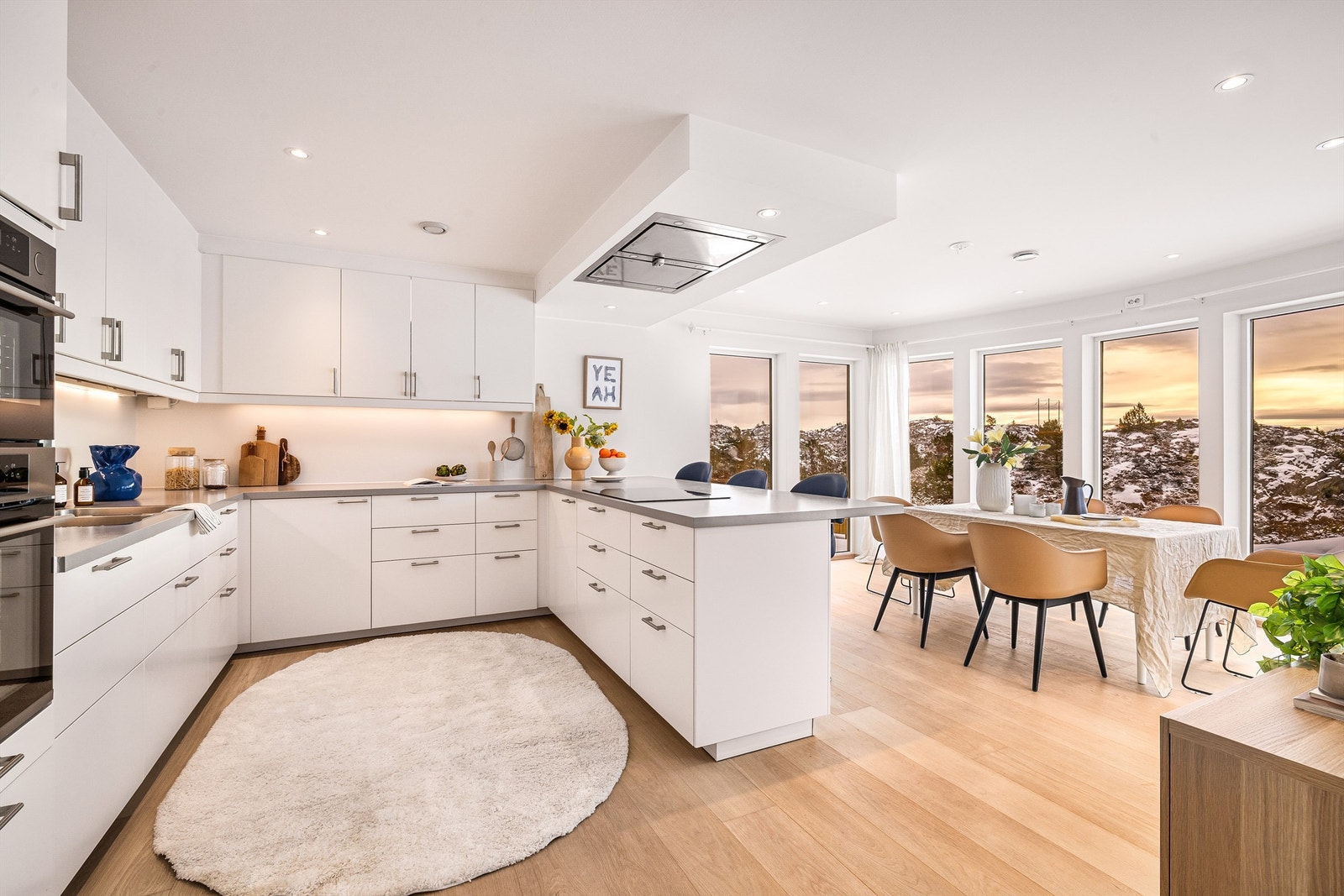 - Et tidløst og lekkert kjøkken med smarte løsninger som ventilator i himling slik at det ikke skjermer for utsikten, spiseplass på kjøkkenbenk, nedfelt vask og tett mellom overskap og himling. - Galleribilde