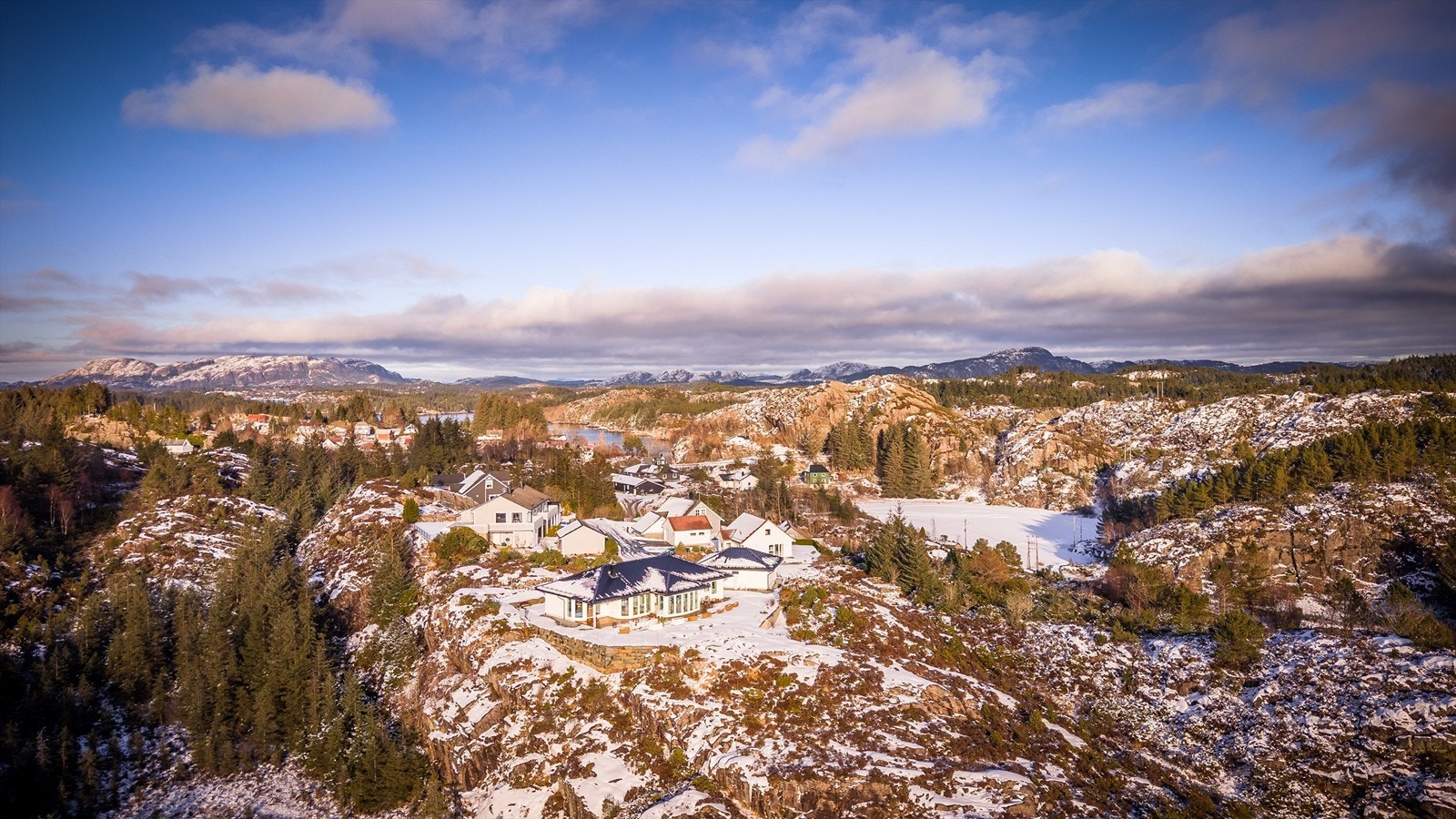 Mot Nord har man fantastiske Herdla med golfbane og friluftsliv, i bakkant ser man Eldsfjellet på Holsnøy - Galleribilde
