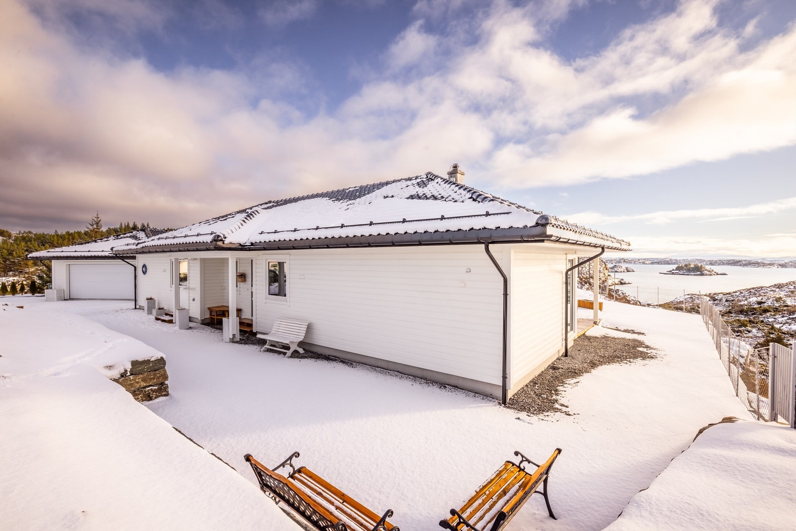 - Det er nydelig opparbeidet rundt huset med fin natursteinsmur og hekk. Tomten er flat og enkel å opparbeide videre om ønskelig. - Galleribilde