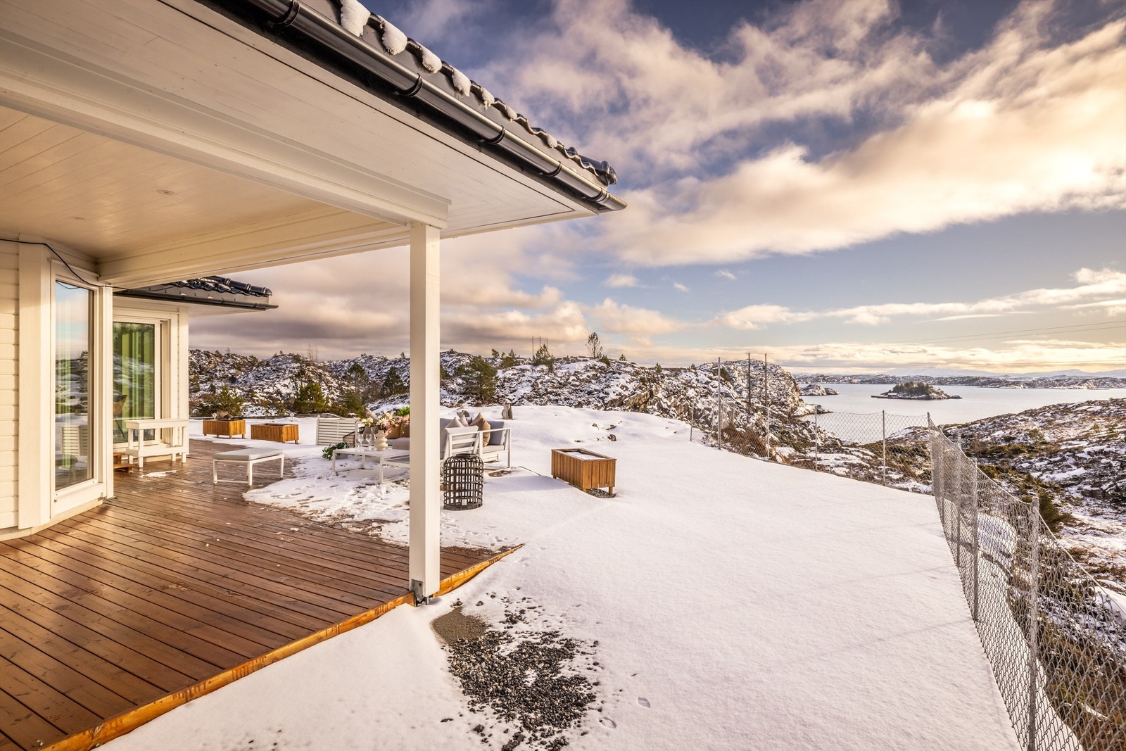 - Det er gjennomtenkte løsninger som at deler av terrassen er overbygget. Rundt eiendommen er det planert og gruset. - Galleribilde