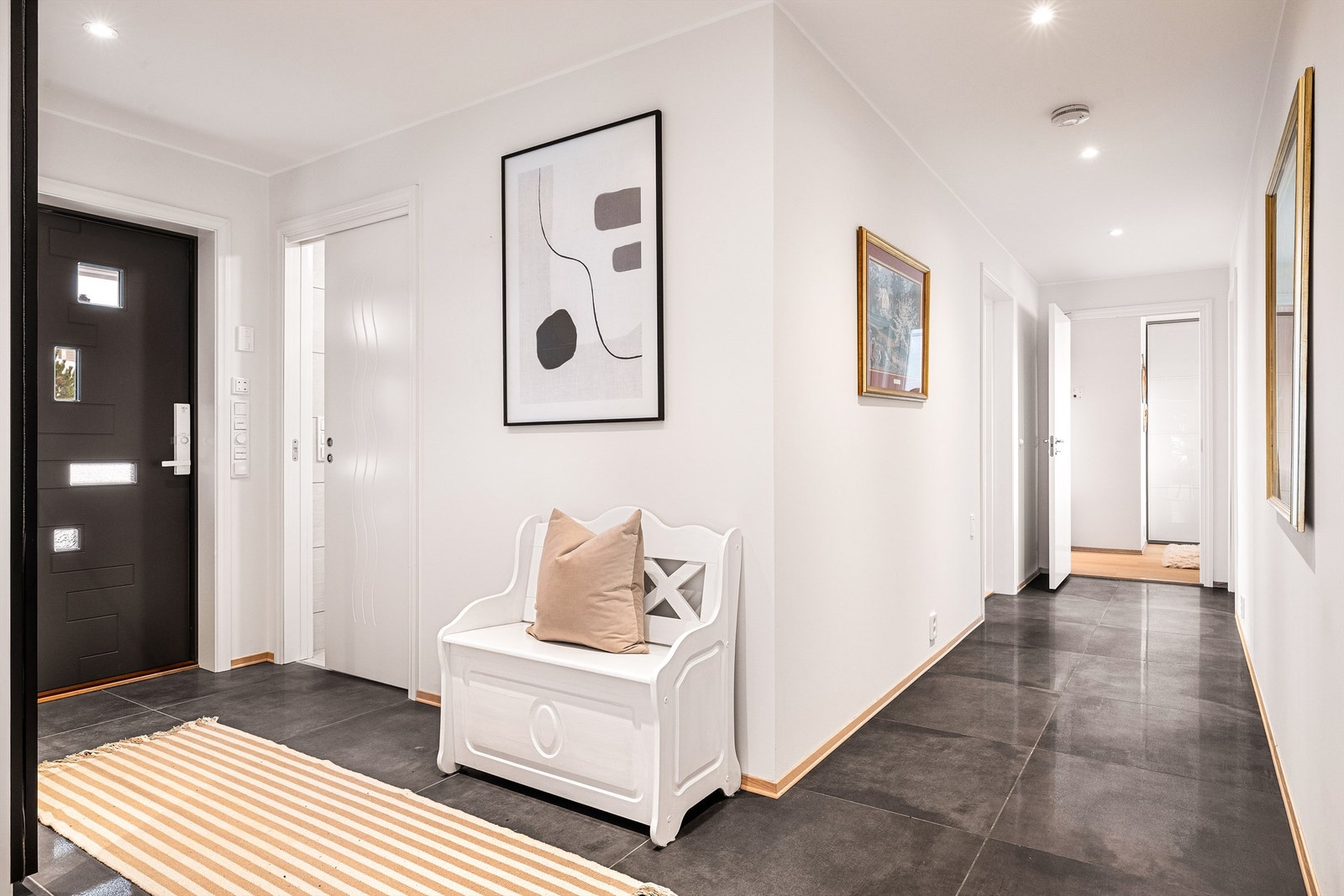 - Skyvedør til vaskerom fra entré og smart planløsning med soveromsfløy i ende av huset mot øst, hvor solen står opp. - Galleribilde