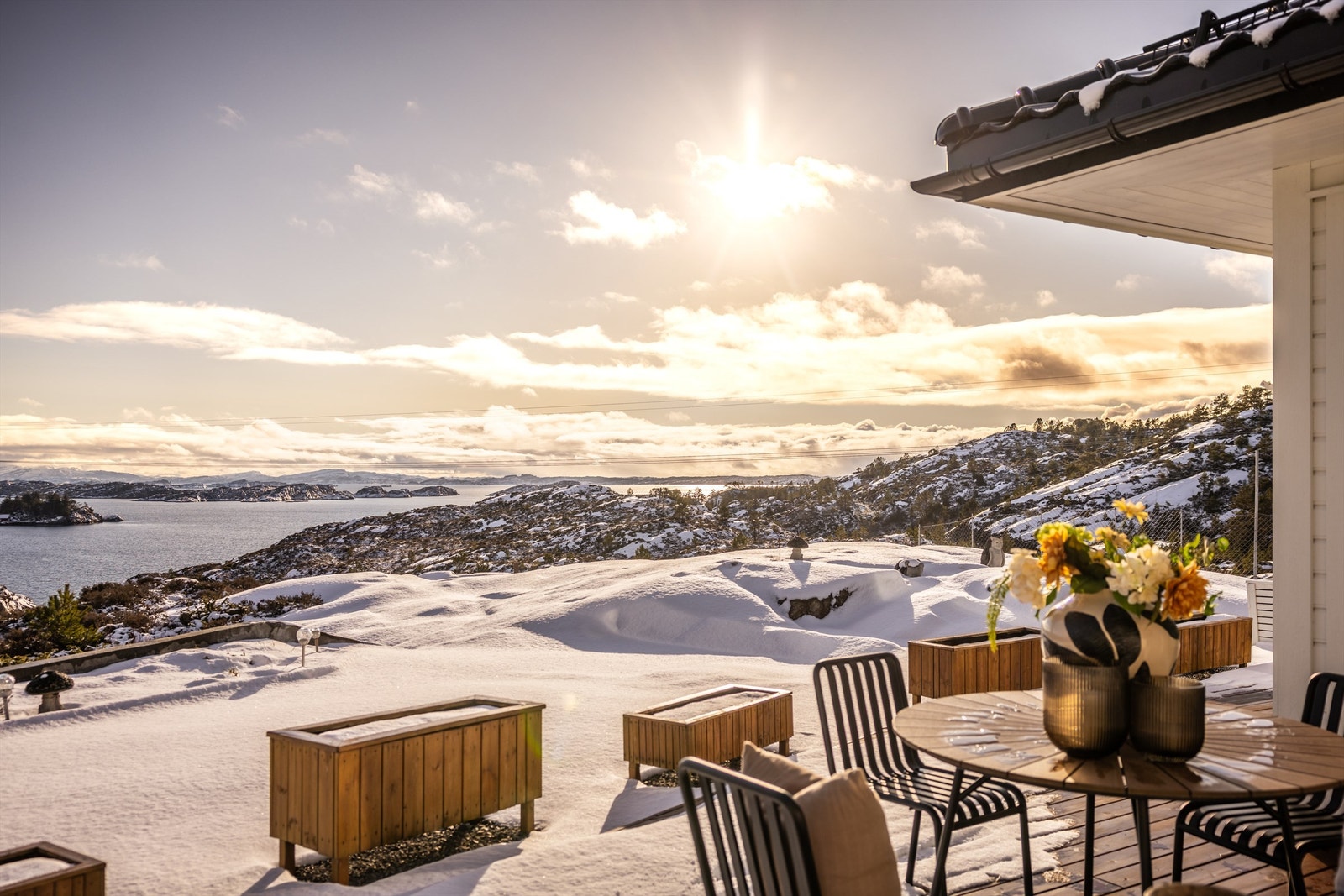 - På nedsiden av husets øst side går det sti til sjøen. Området i front og rundt boligen er hovedsakelig regulert til LNFR i hht. kommuneplan - Galleribilde