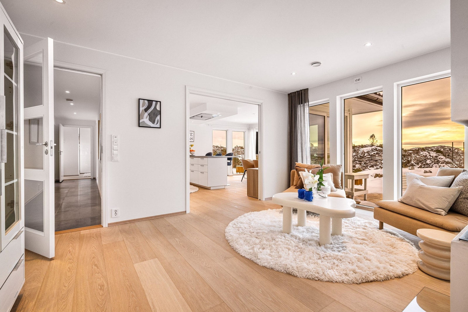 - Peisestuen er boligens hjerte og plassert midt i huset. Den deler kjøkken fra tv-stuen på en naturlig og god måte. - Galleribilde