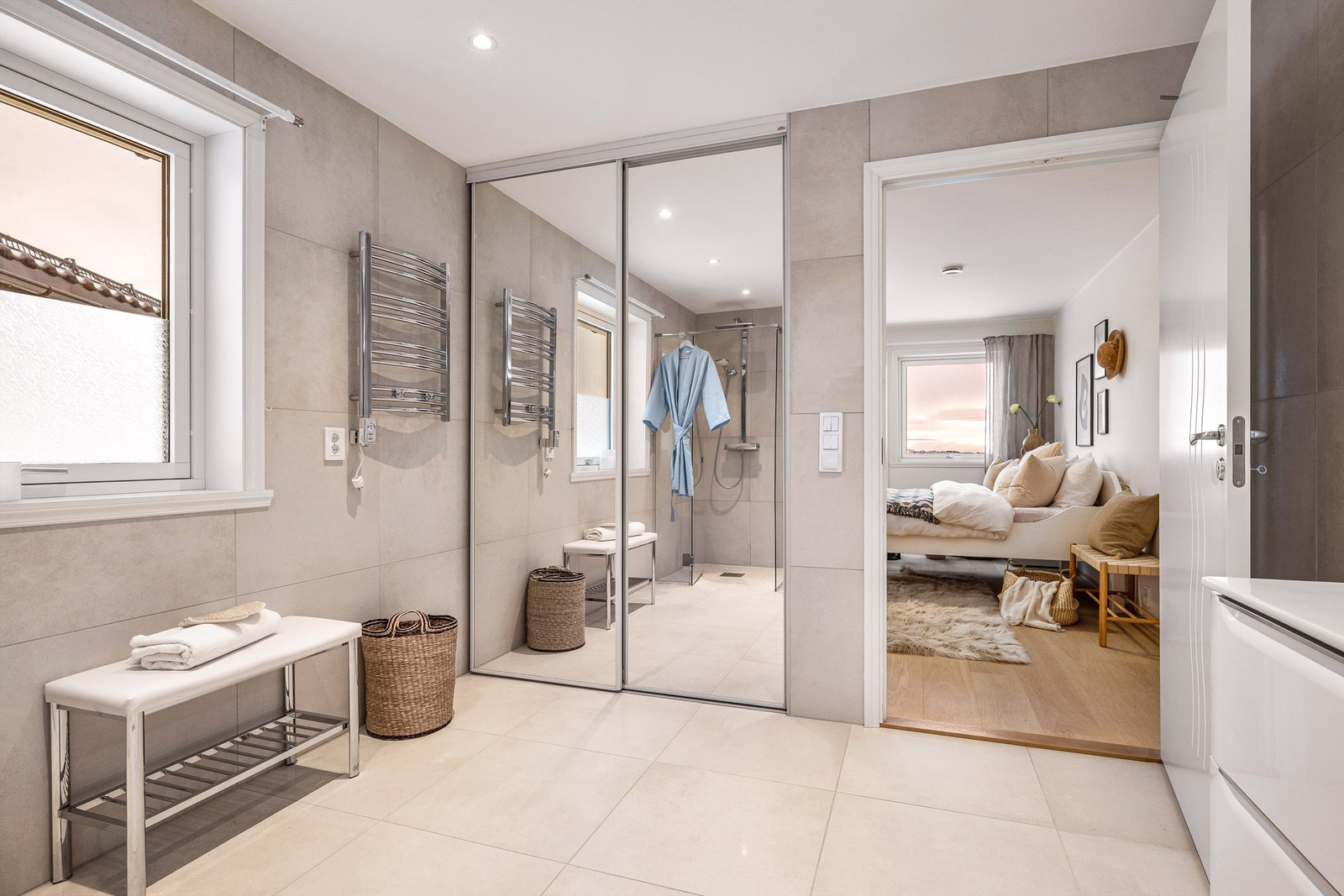 - Det er også ekstra garderobeplass på badet, samt oppheng med varmeelement til håndklær og lignende. - Galleribilde