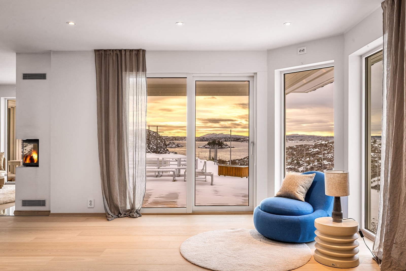 - Legg merke til detaljer som eikelister og stikkontakter oppunder himling til f.eks julestjerne. Peisen sees også fra tv-stuen.- Galleribilde