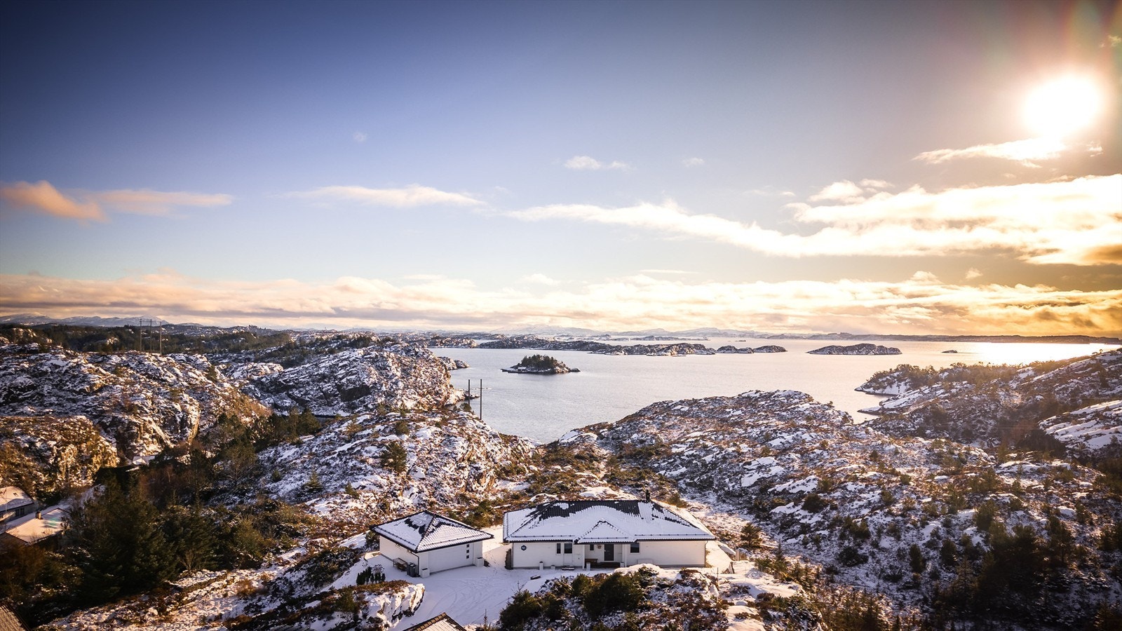 - En drømmebolig innerst i blindvei. Her får man virkelig følelsen av å bo helt for seg selv, tett på natur og sjø. - Galleribilde