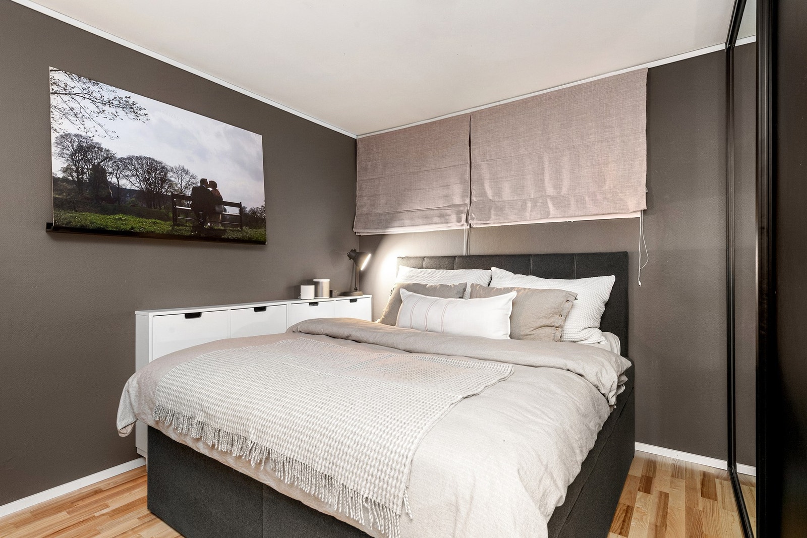 Romslig soverom med skyvedørsgarderobe. Galleribilde