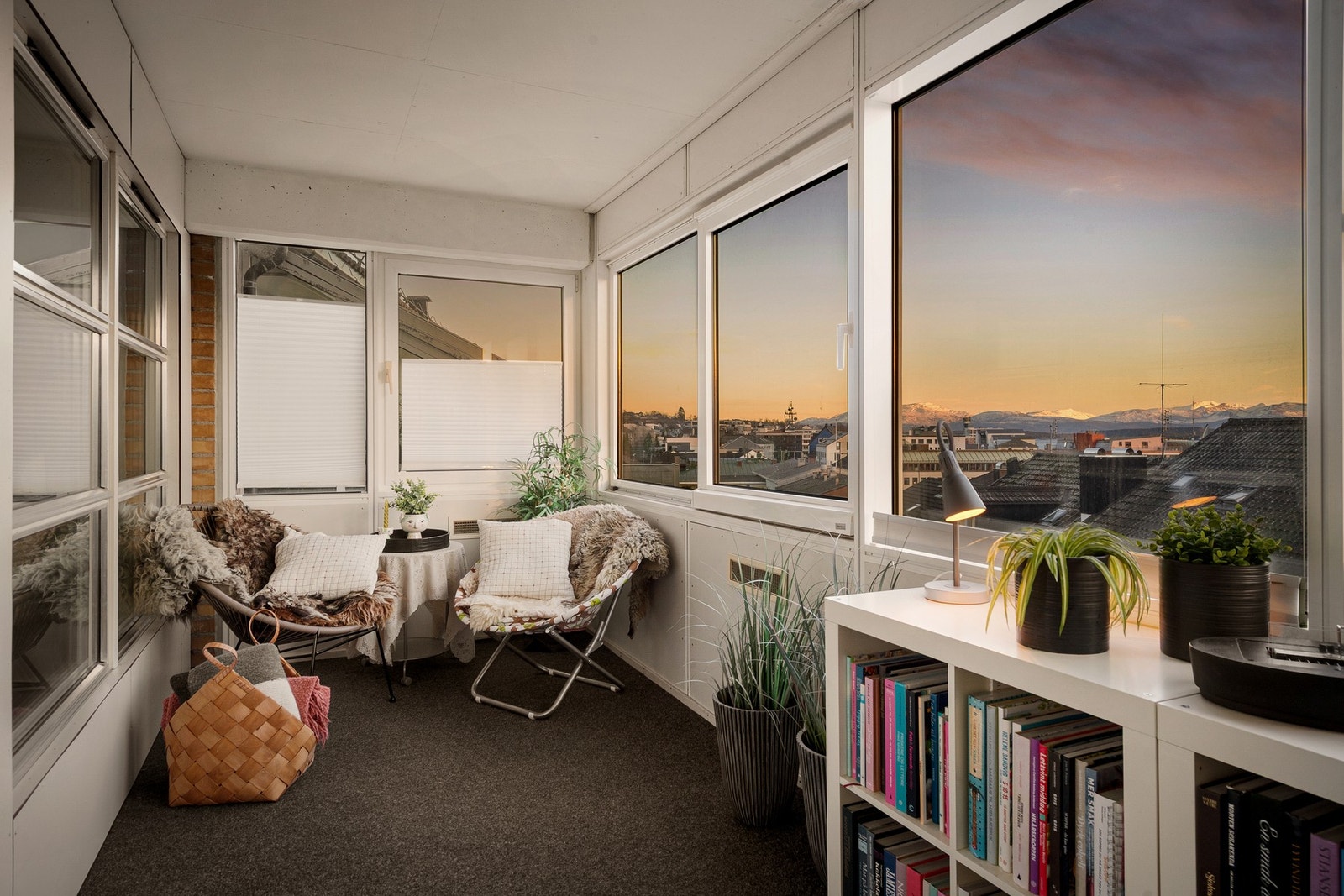 Innglasset balkong (14m²), med store skyve- og åpningsvinduer. Ypperlig som en ekstra stue, hvor en kan nyte den flotte utsikten over byen. Galleribilde