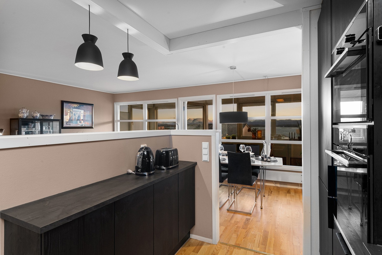 Integrert stekeovn, kombiovn, koketopp, oppvaskmaskin, og frys/kjøleskap. Praktisk med ekstra benk- skapplass og god utnyttelse av rommet. Galleribilde