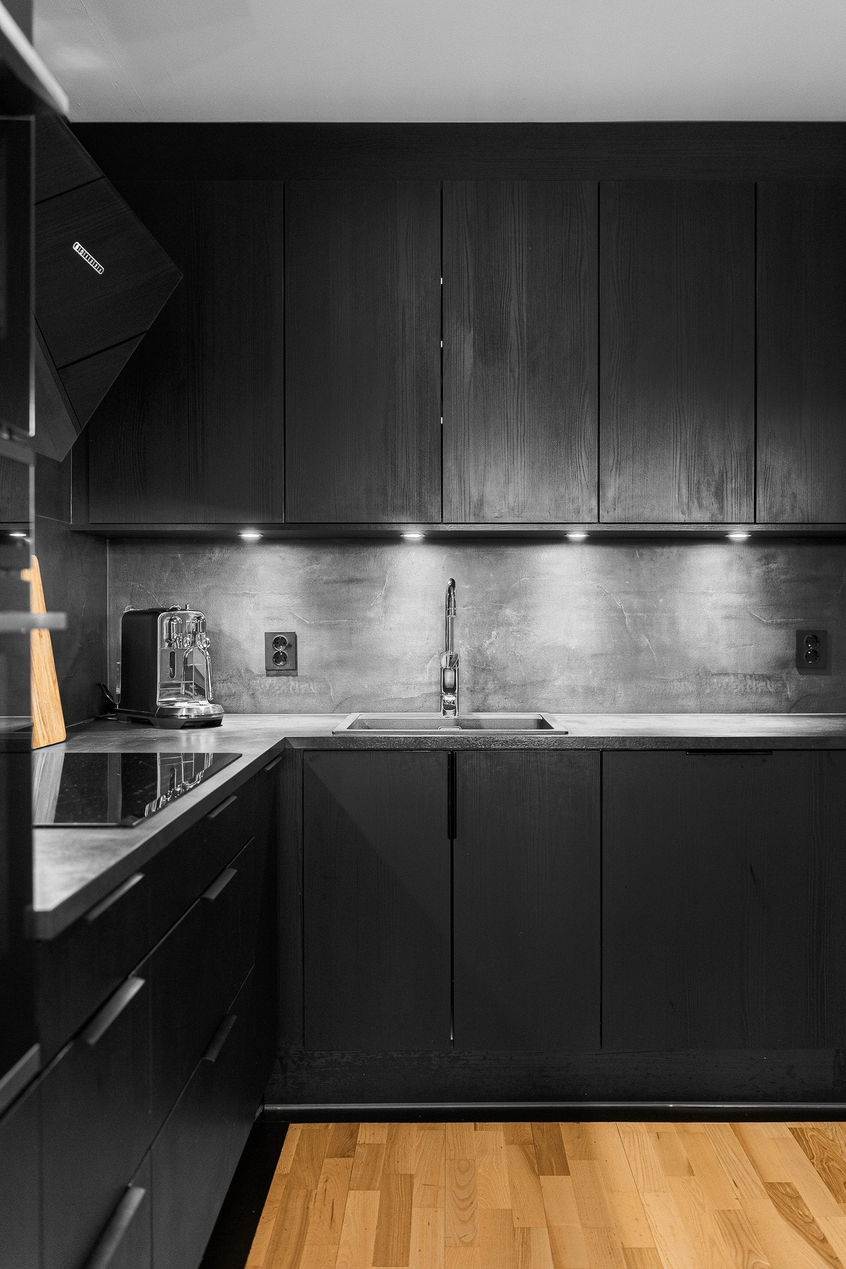 Kjøkkenet er elegant med glatte fronter og laminert benkeplate. Galleribilde