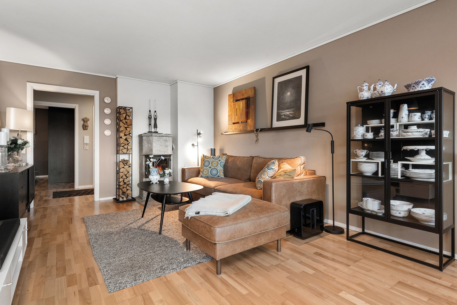 Leiligheten har moderne farger og gjennomgående god standard. Parkett på gulv og malt tapet på vegger. Galleribilde