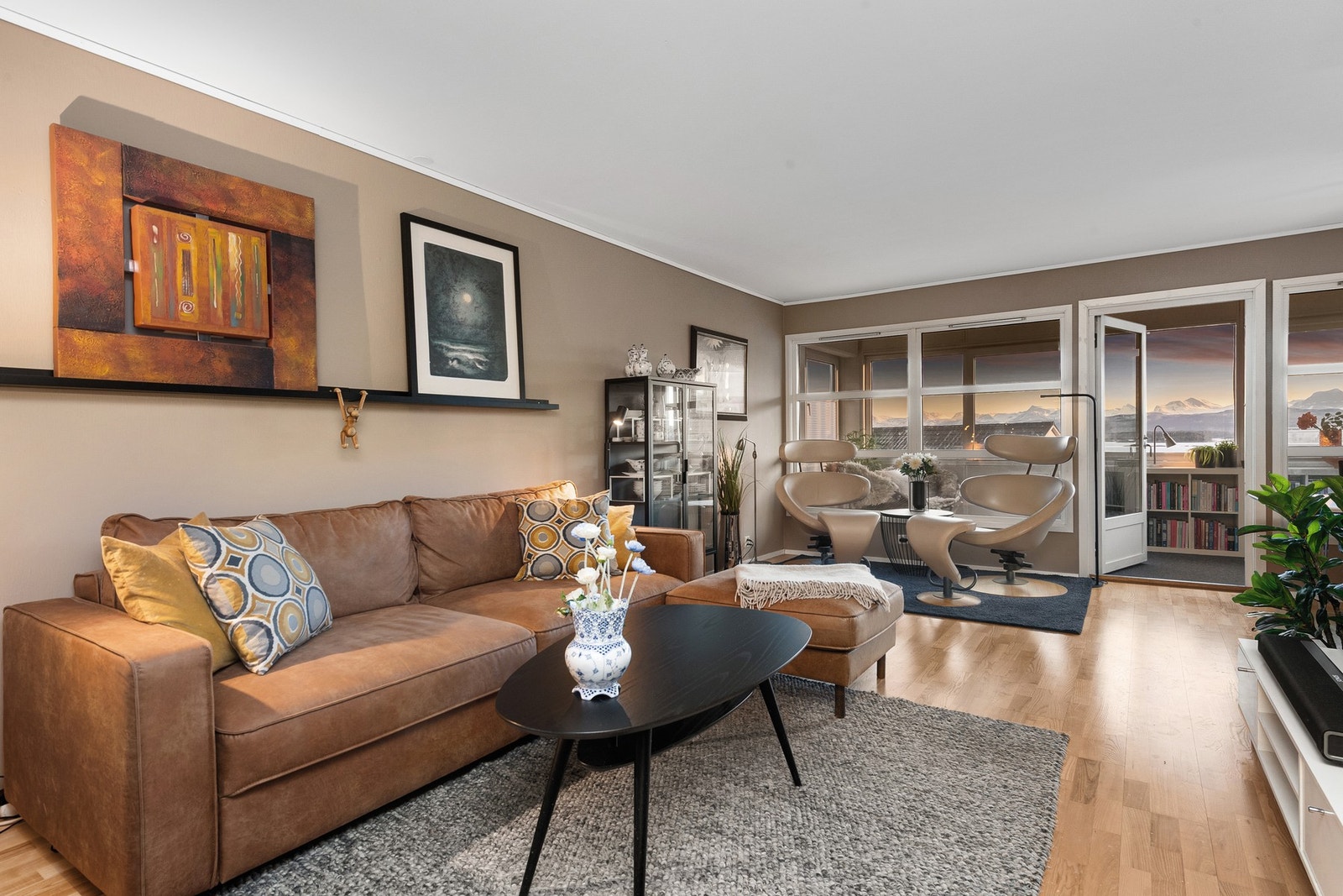 Stuen er romslig med gode muligheter for forskjellige soner. Galleribilde