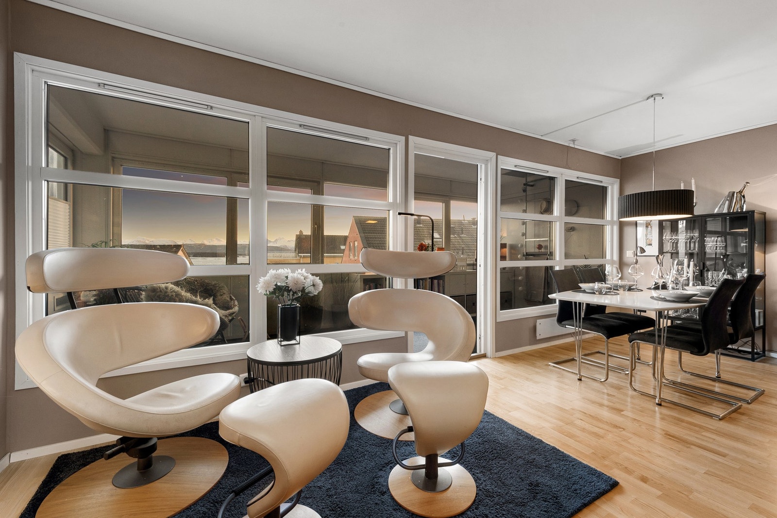 Leiligheten har plass til en ekstra sittesone. Adkomst til en romslig innglasset balkong. Galleribilde