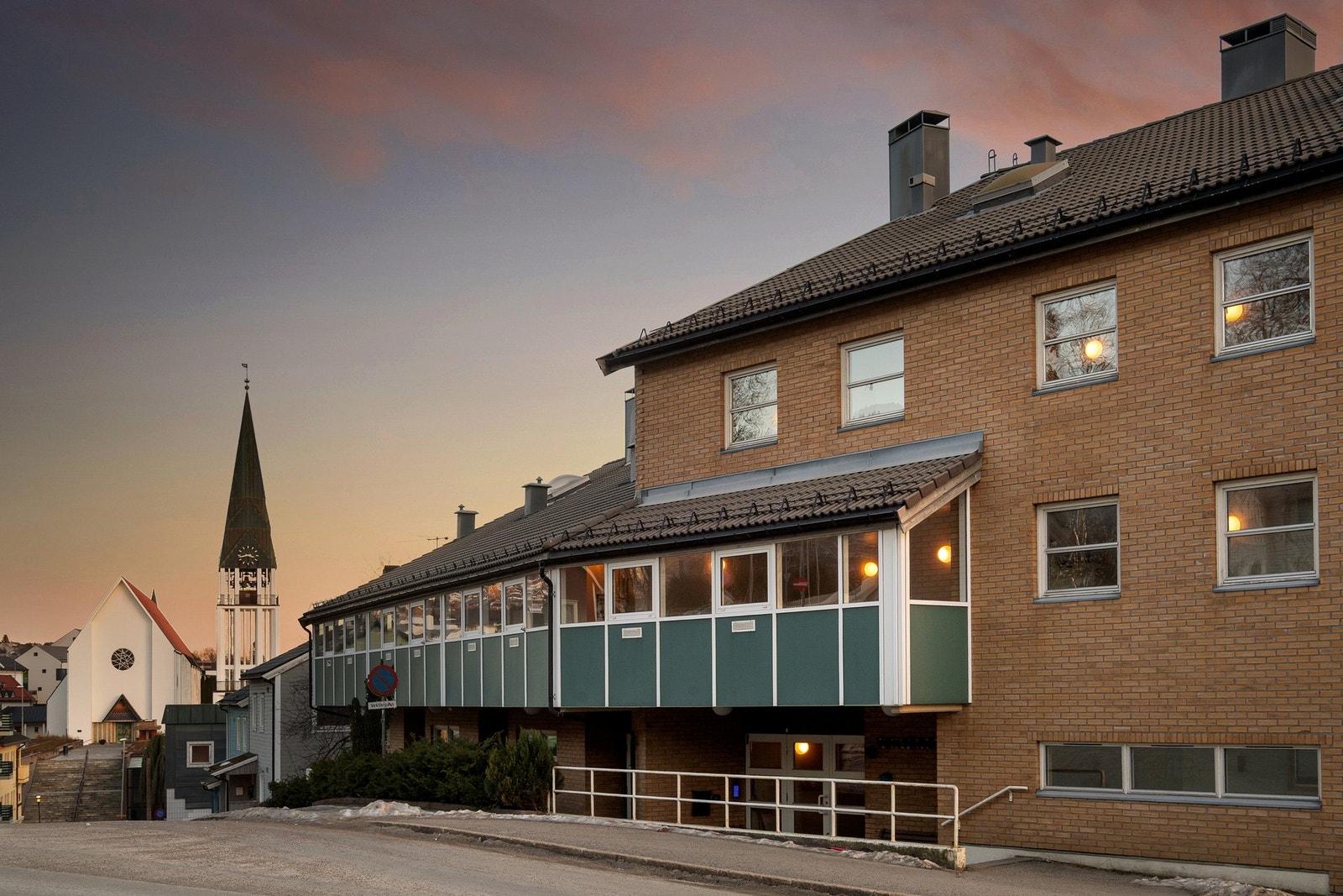 Leiligheten har en meget sentral beliggenhet. Det er inngang fra gateplan og heis til alle etasjer. Galleribilde