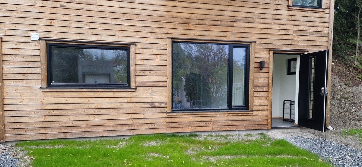 Vestvendte vinduer fra soverom og stue Galleribilde