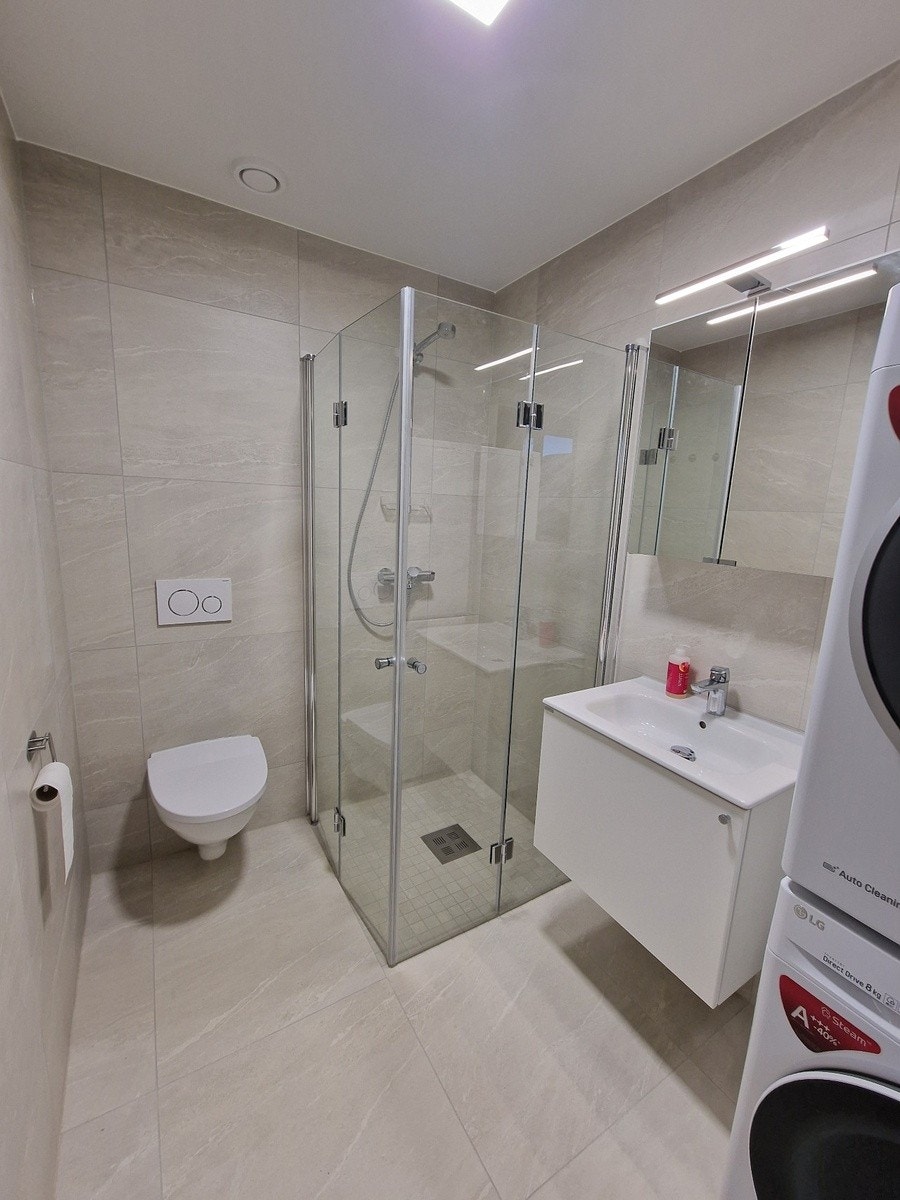 Bad med vaskemaskin og tørketrommel Galleribilde