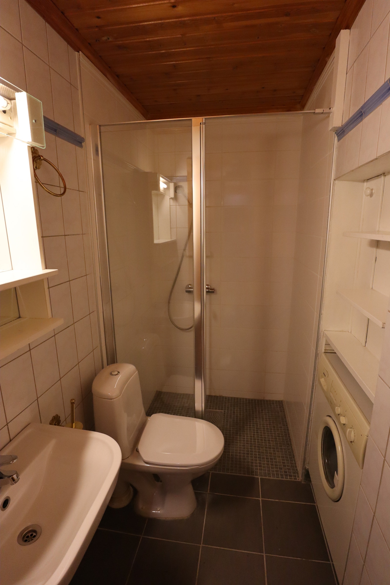 Bad med dusj og vaskemaskin Galleribilde