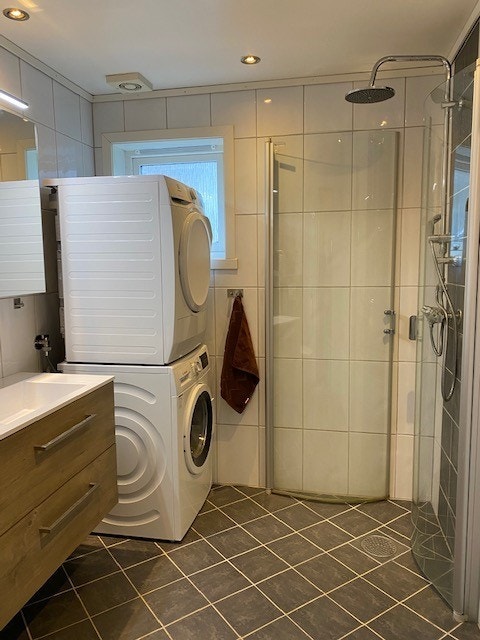 Vaskemaskin og tørketrommel på badet, ingen felles vaskeri Galleribilde