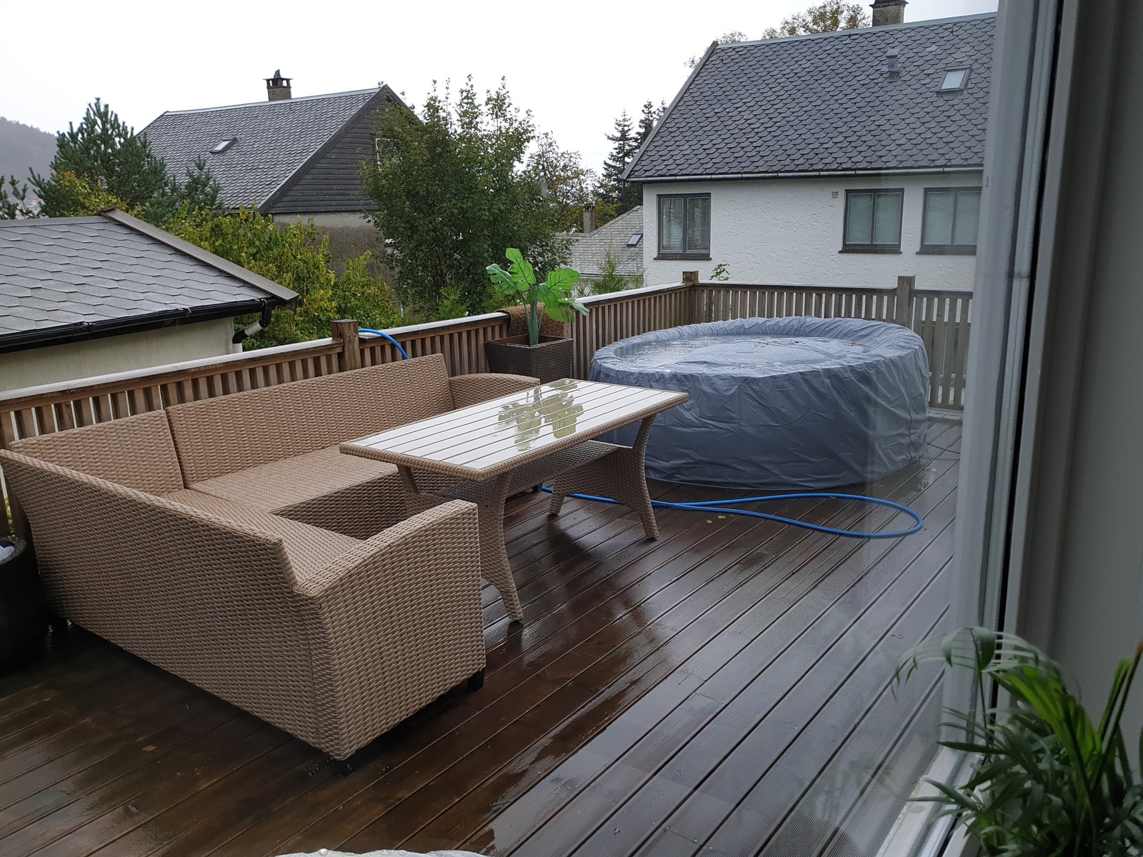 Stor terrasse med hagemøbler. NB! Boblebad medfølger ikke. Galleribilde