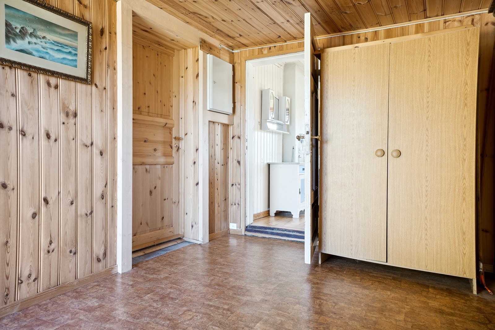 Fra entréen er det adkomst til kjøkken og stue Galleribilde