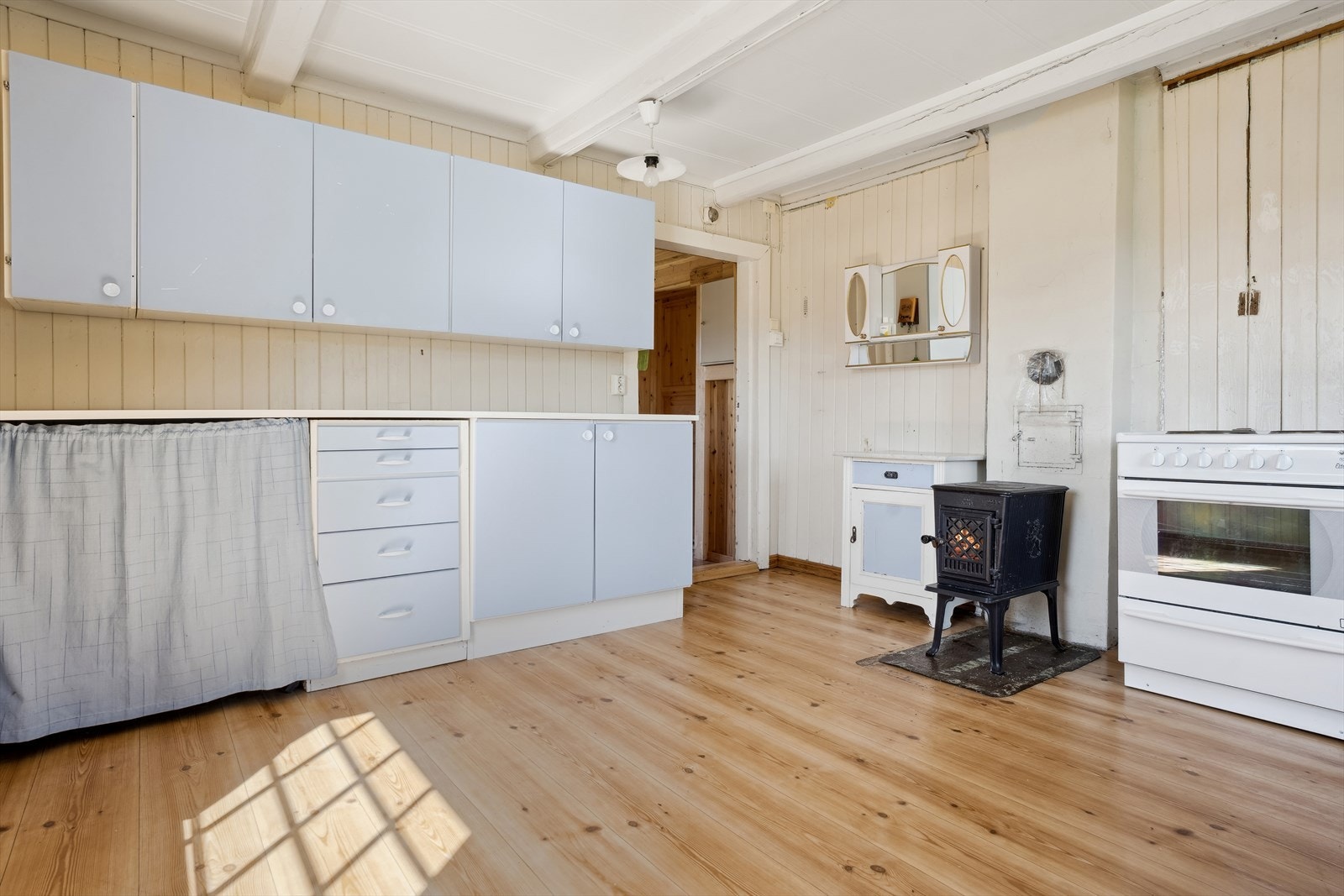 Vedovn på kjøkkenet er frakoblet, og røykrøret står åpent Galleribilde