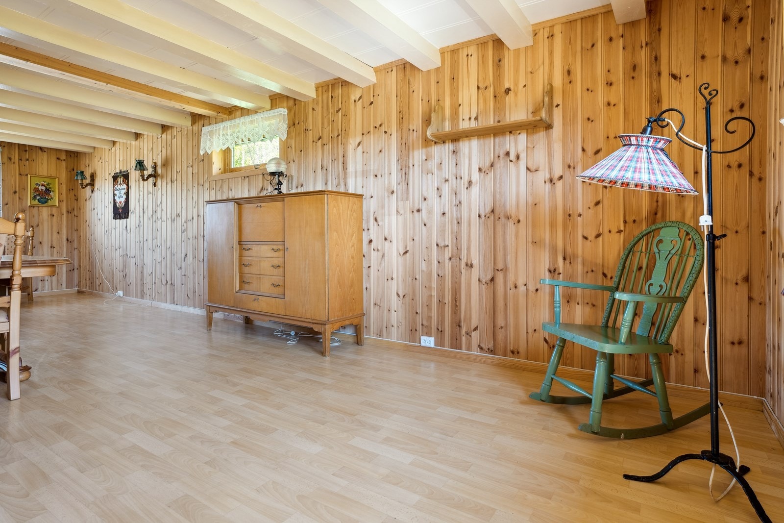 Panel på veggene gir en lun og trivelig atmosfære Galleribilde