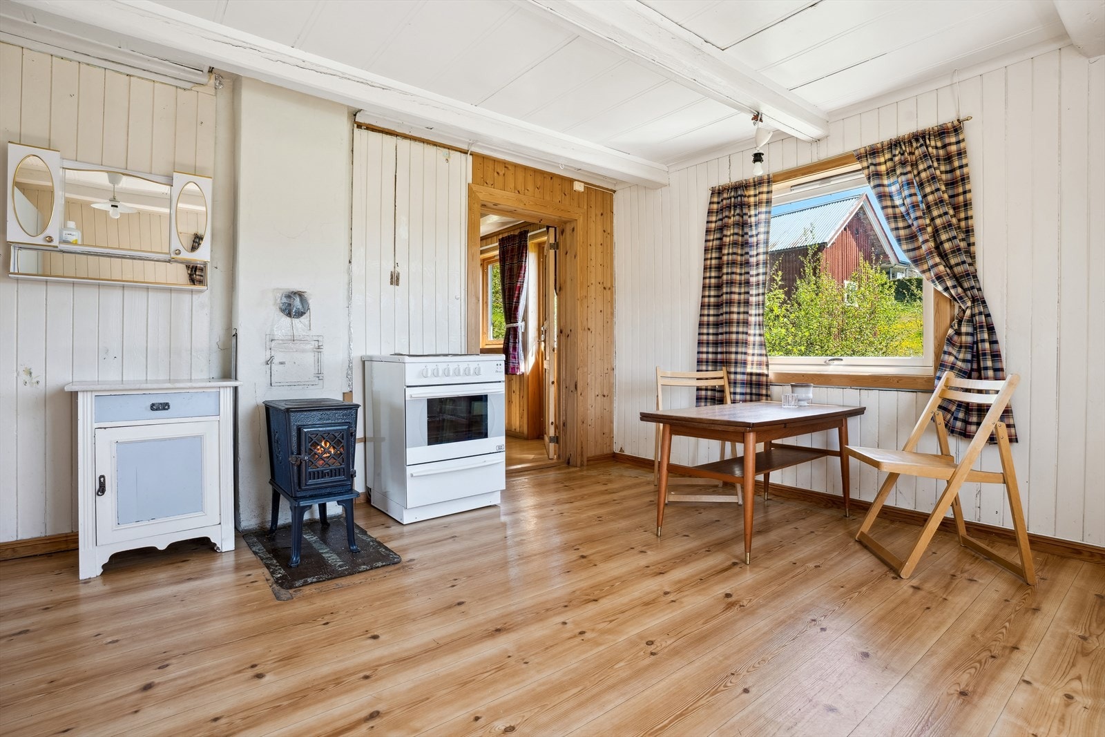 Romslig kjøkken med spiseplass ved vinduet, som gir godt lys og koselig utsikt Galleribilde