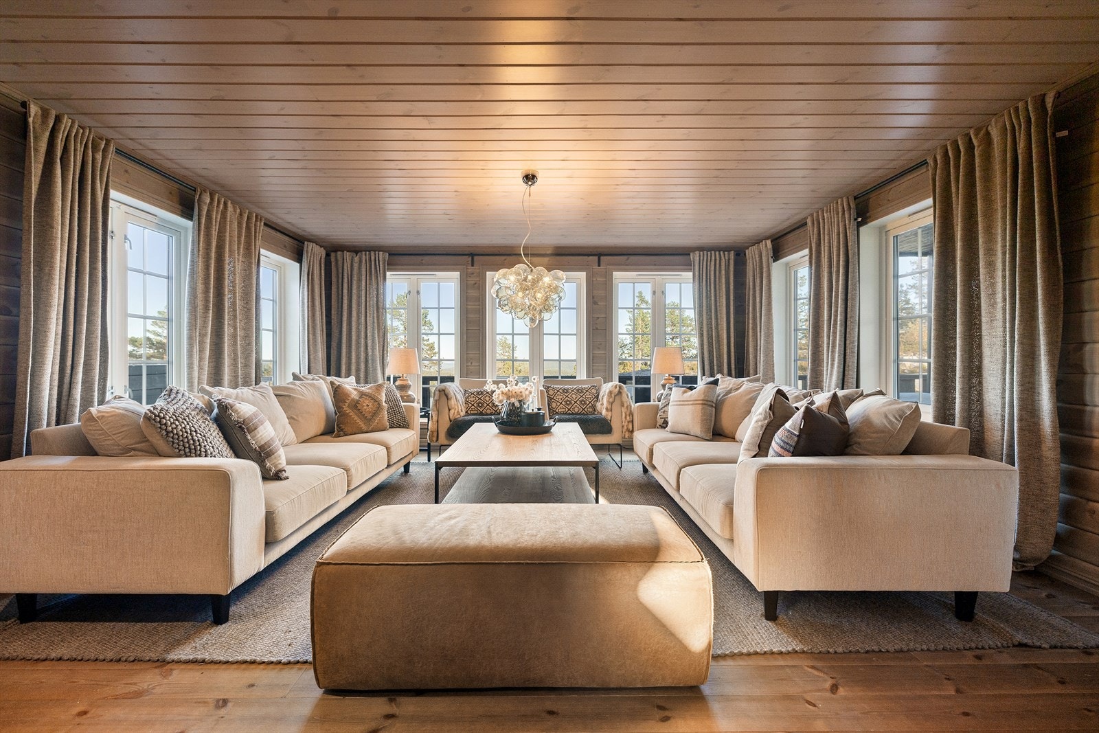 Stuen er innredet med store flotte sofaer som gir plass til hele storfamilien. (Sofaer og stuebord medfølger) Galleribilde