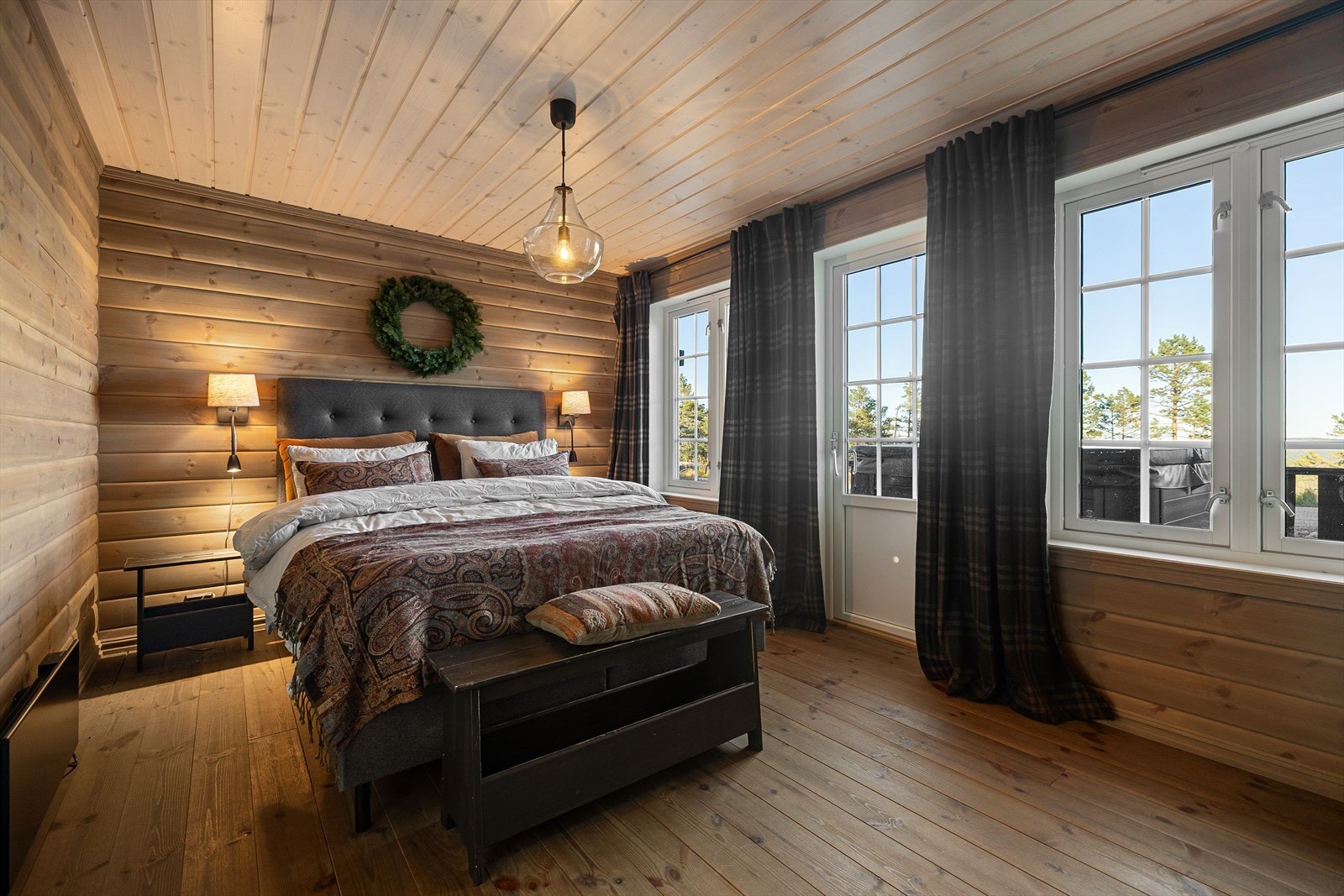 Hovedsoverommet har god plass til dobbeltseng og garderobeløsning, samt utgang til verandaen. Galleribilde