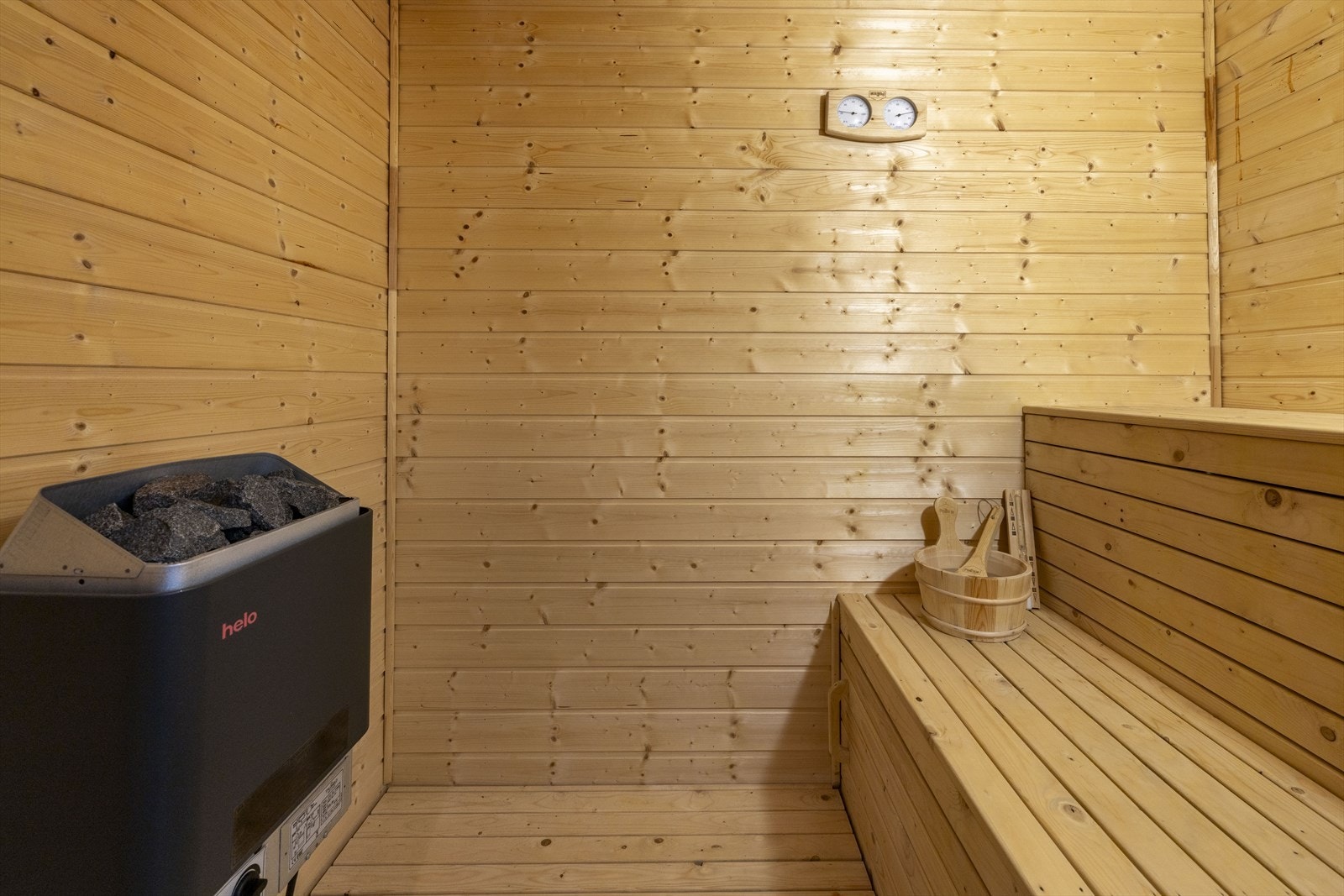 Badstue innfor badet, perfekt å sette seg her etter en skitur. Galleribilde