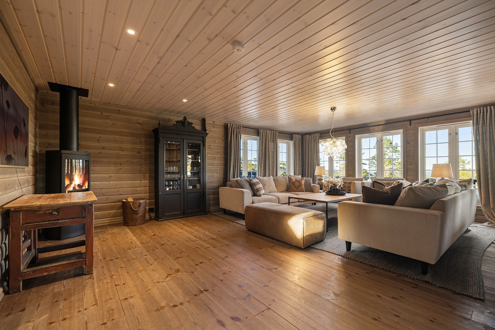 I hjørne av stuen er det plassert en peis som gir varm og lun stemning på kalde dager og kvelder. Galleribilde