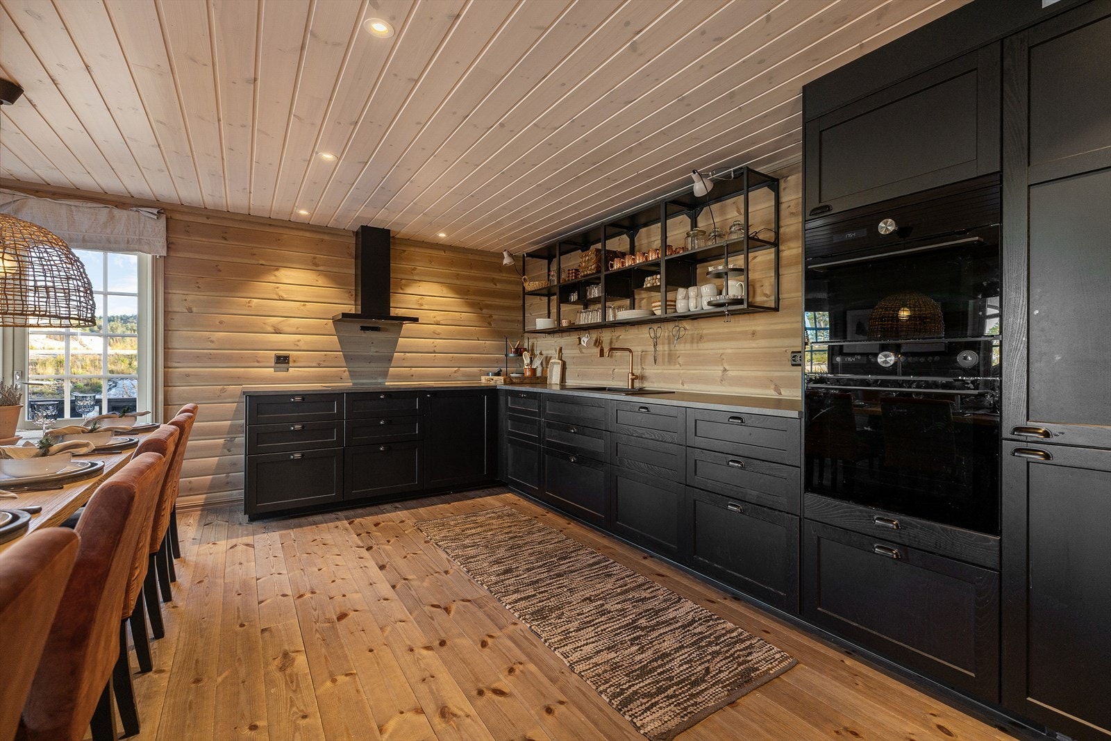Kjøkkenet i hytta er moderne og funksjonelt, med flere gjennomtenkte oppgraderinger som gjør matlagingen både effektiv og komfortabel. Galleribilde
