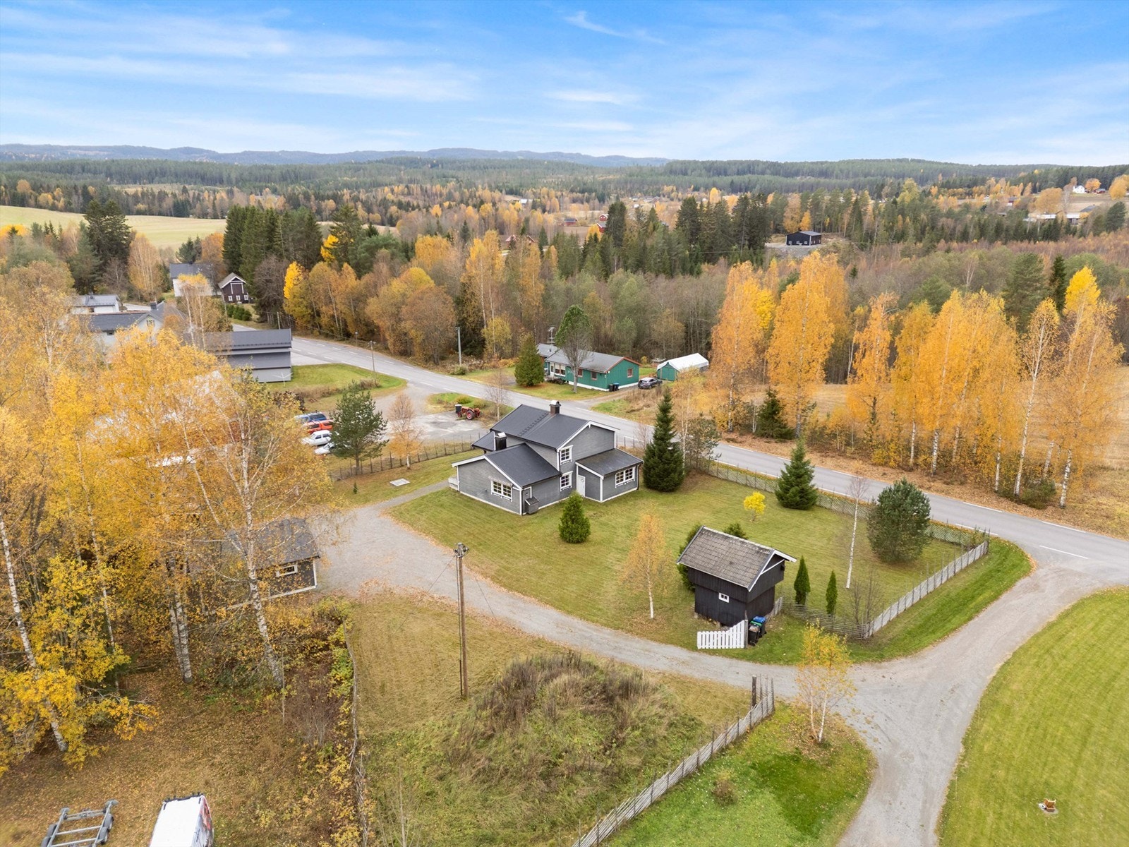 Stor og innbydende tomt med rom for både lek, avslapning og gode stunder. Galleribilde