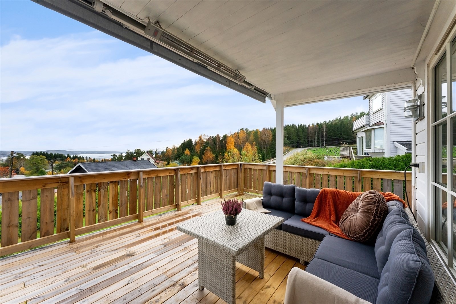 Deler av verandaen har overbygg med montert markise. Galleribilde