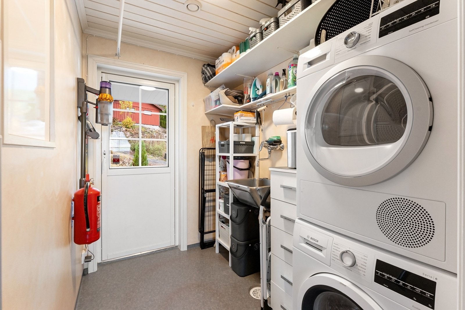 Vaskerom innenfor kjøkkenet. Egen dør er praktisk for våte, glade barn i parkdress. Galleribilde