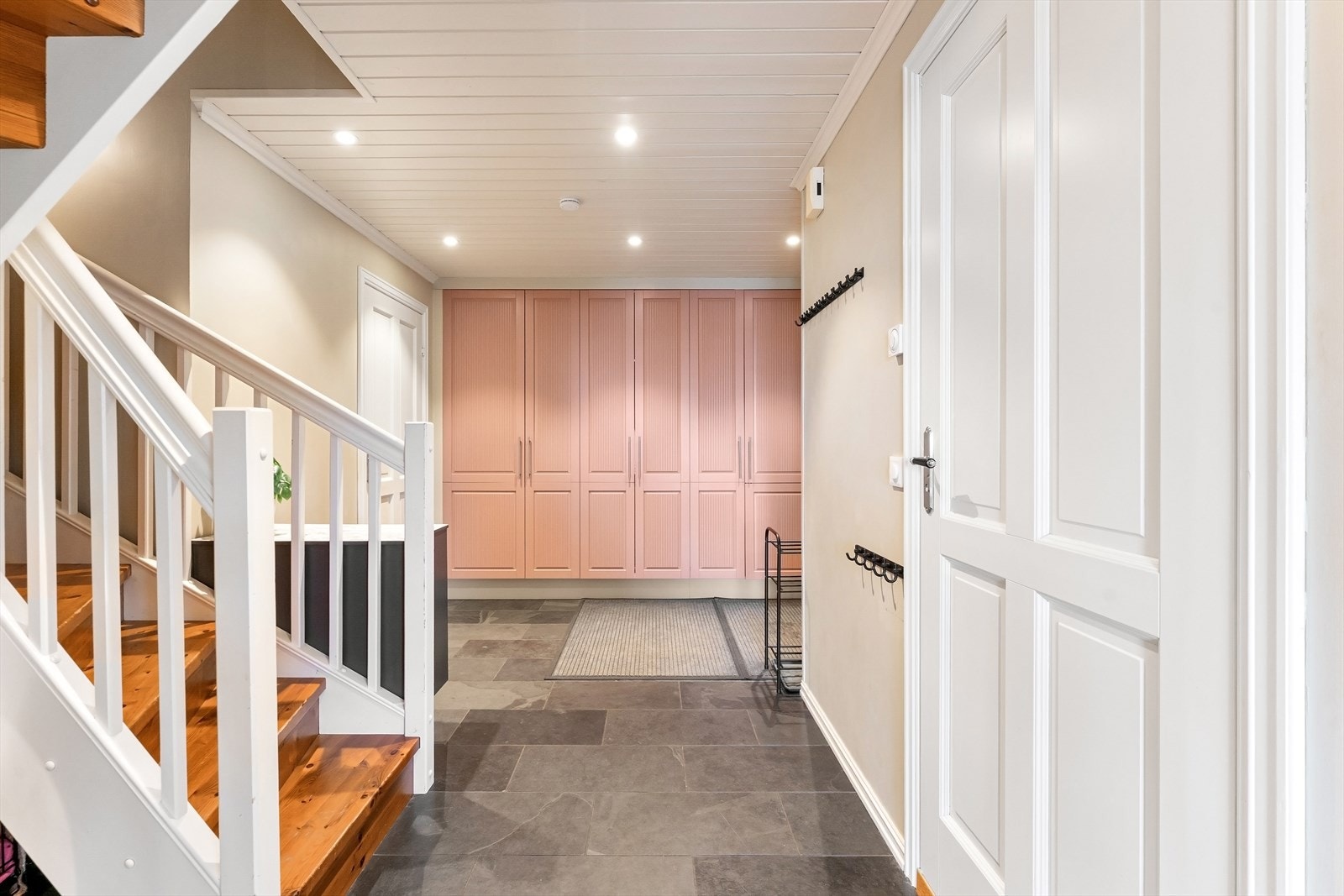 God oppbevaringsplass i stort garderobeskap. Galleribilde