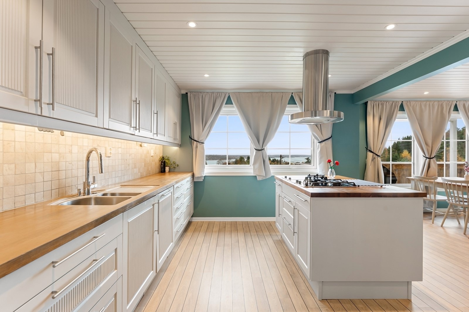 Kjøkkenet er praktisk utformet med store arbeidsflater og mye oppbevaringsplass. Galleribilde