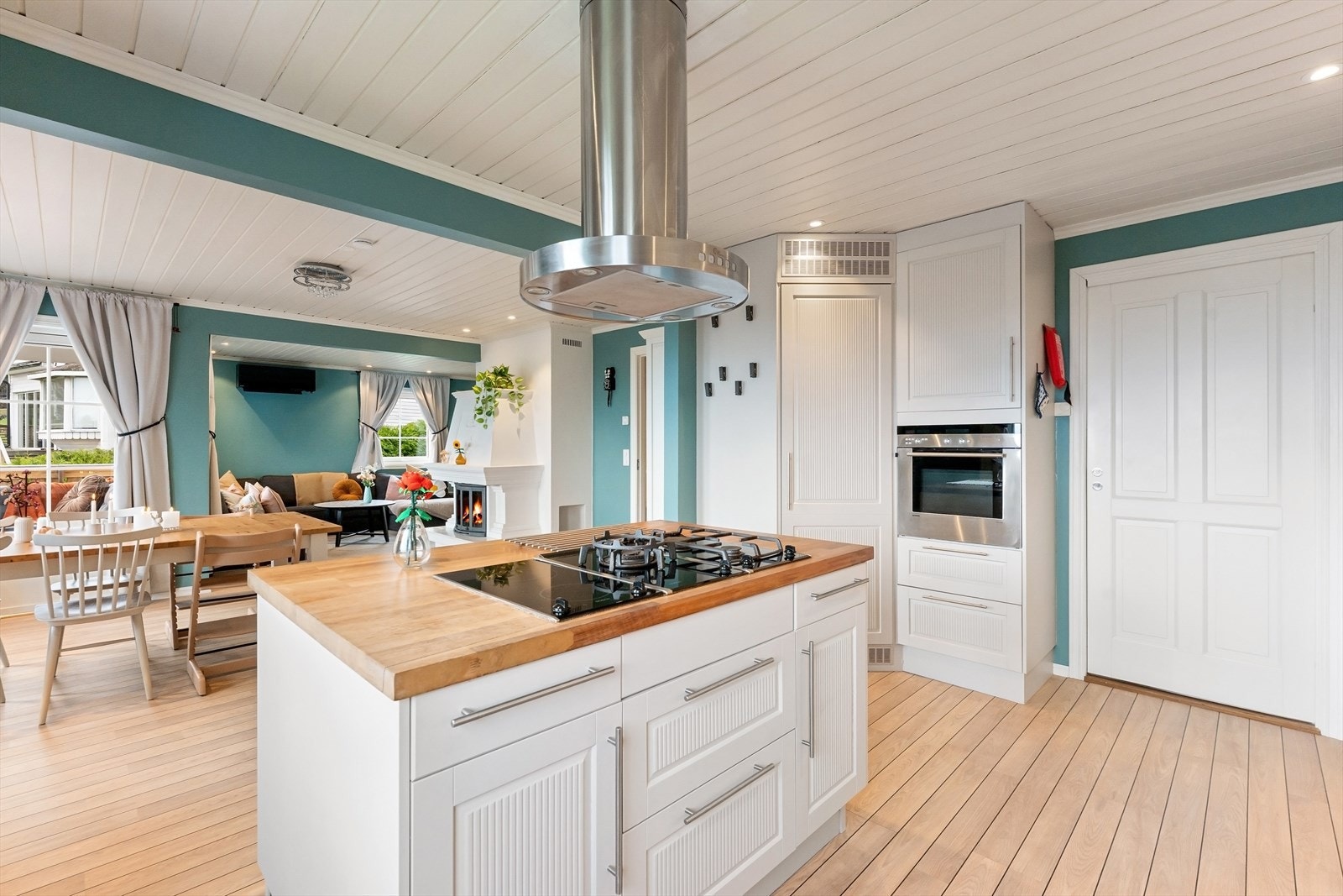 Integrert kjølehjørne, stekeovn og oppvaskmaskin. Galleribilde