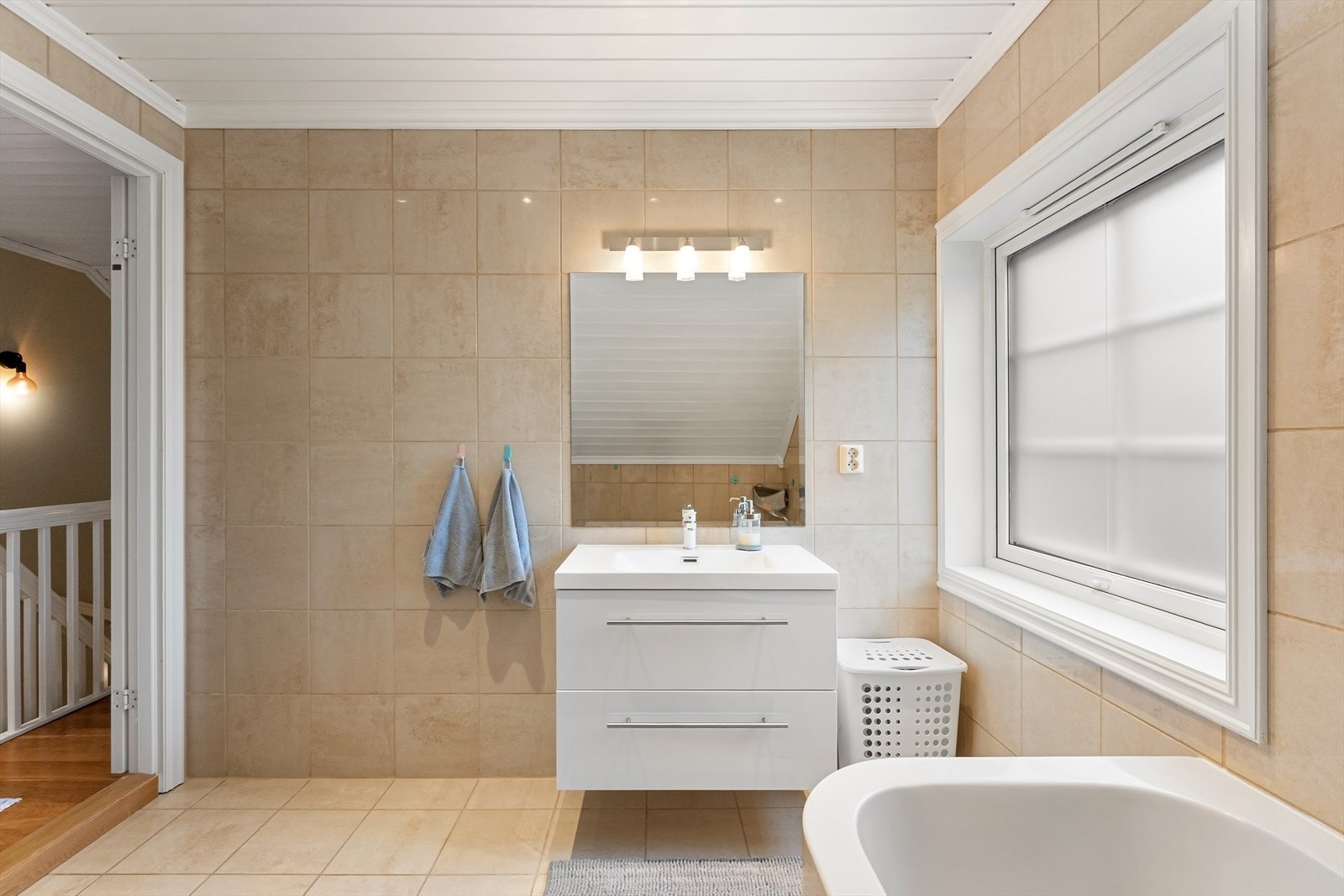 Pent flislagt baderom i 2 etasje. Galleribilde